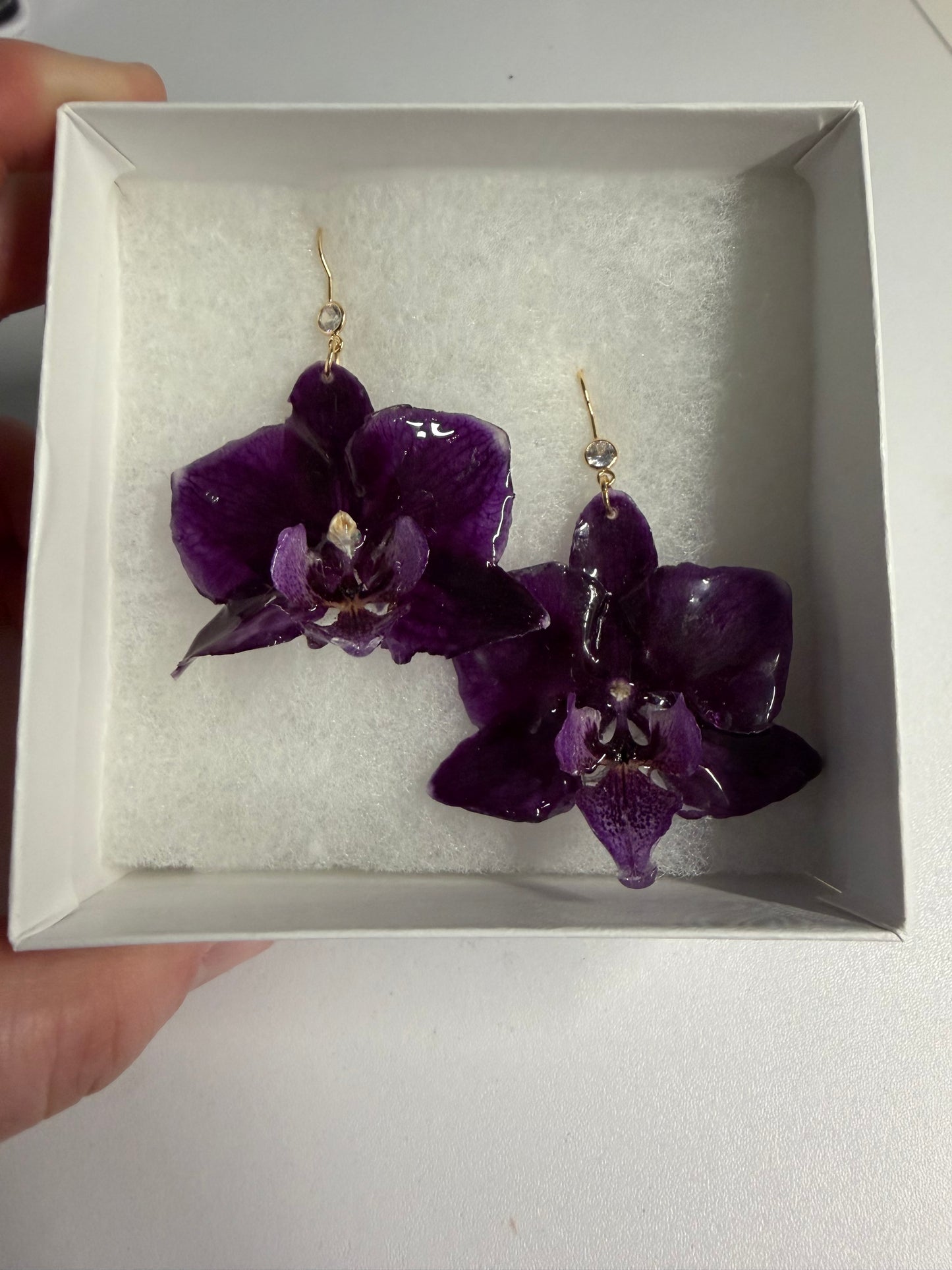 Boucles d’oreilles fleur d’orchidée mauve avec zircon