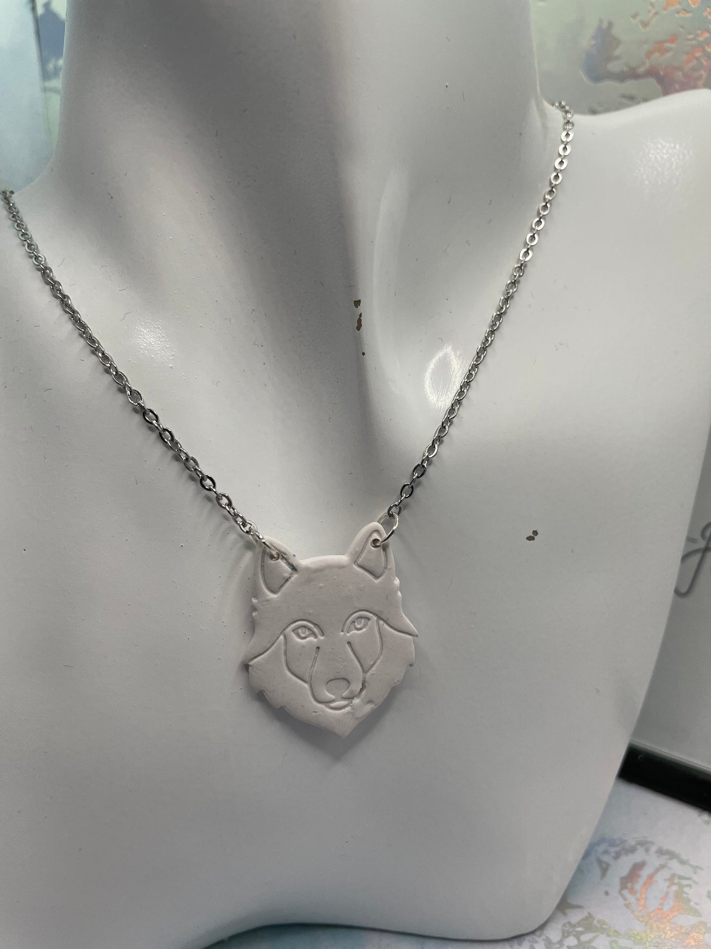 Collier pendentif tête de loup blanc 20''