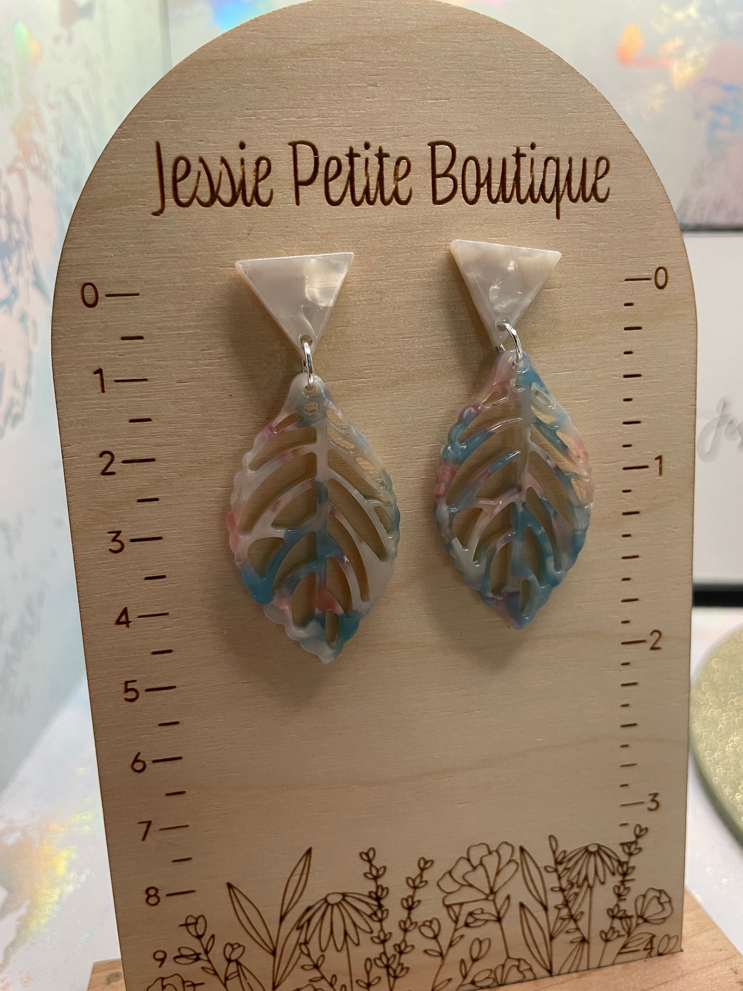 Boucles d'oreilles feuilles acrylique+bouton triangulaire