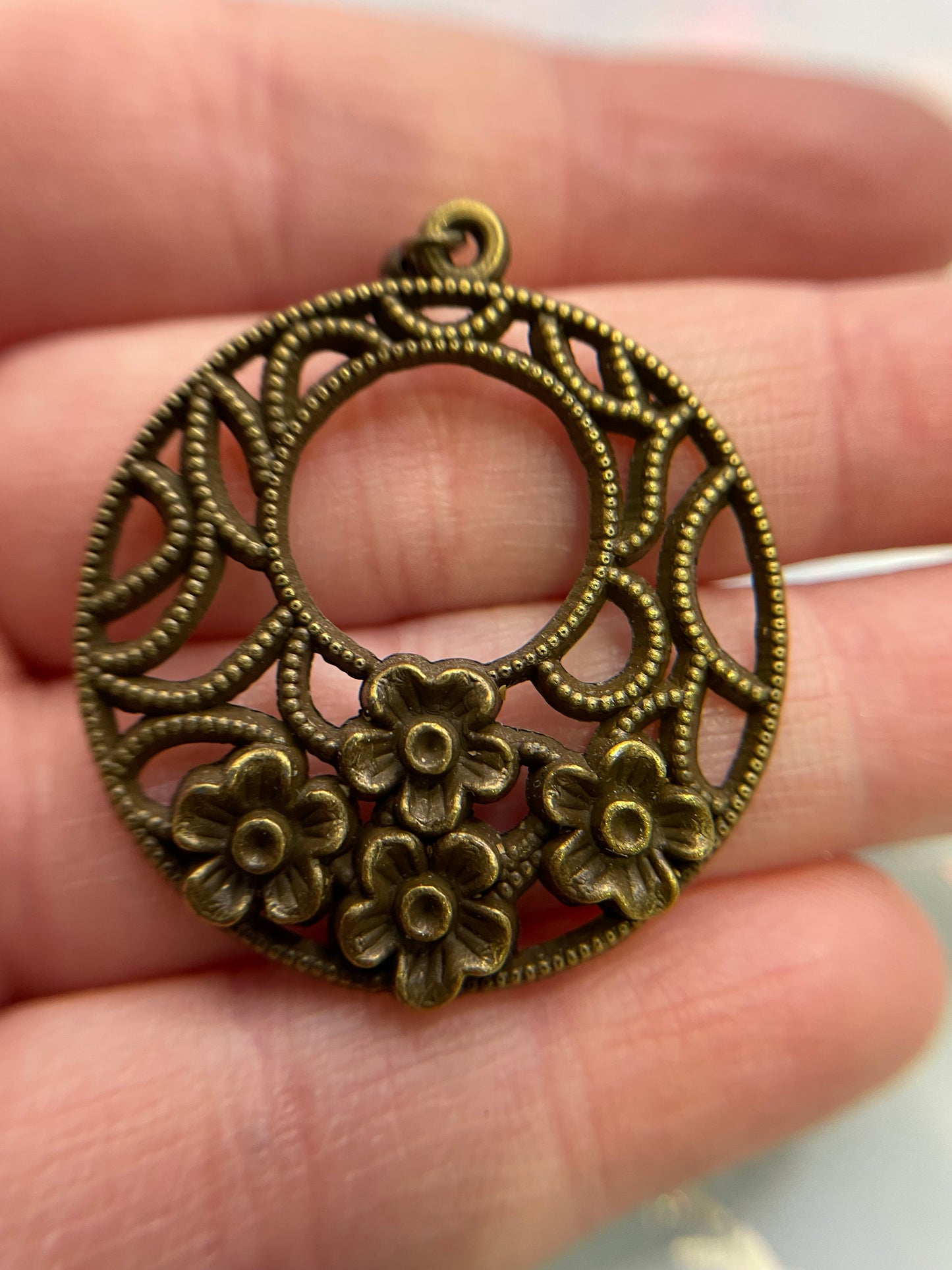 Boucles d'oreilles cercle avec fleurs en Bronze