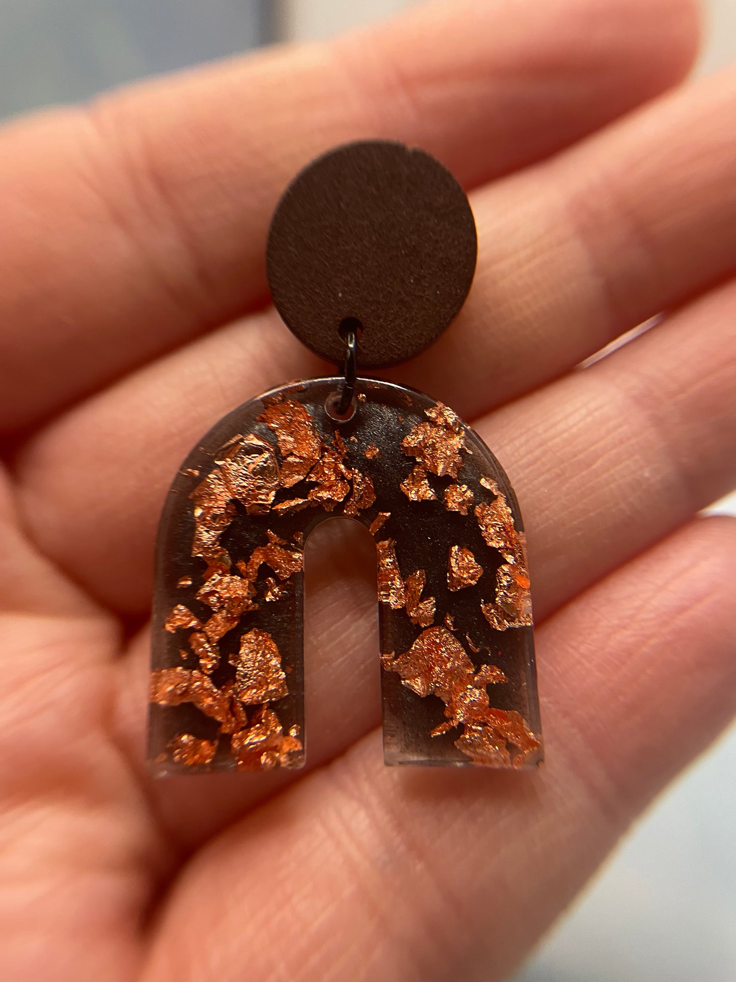 Boucles d'oreilles arche grise avec feuille d'or rose