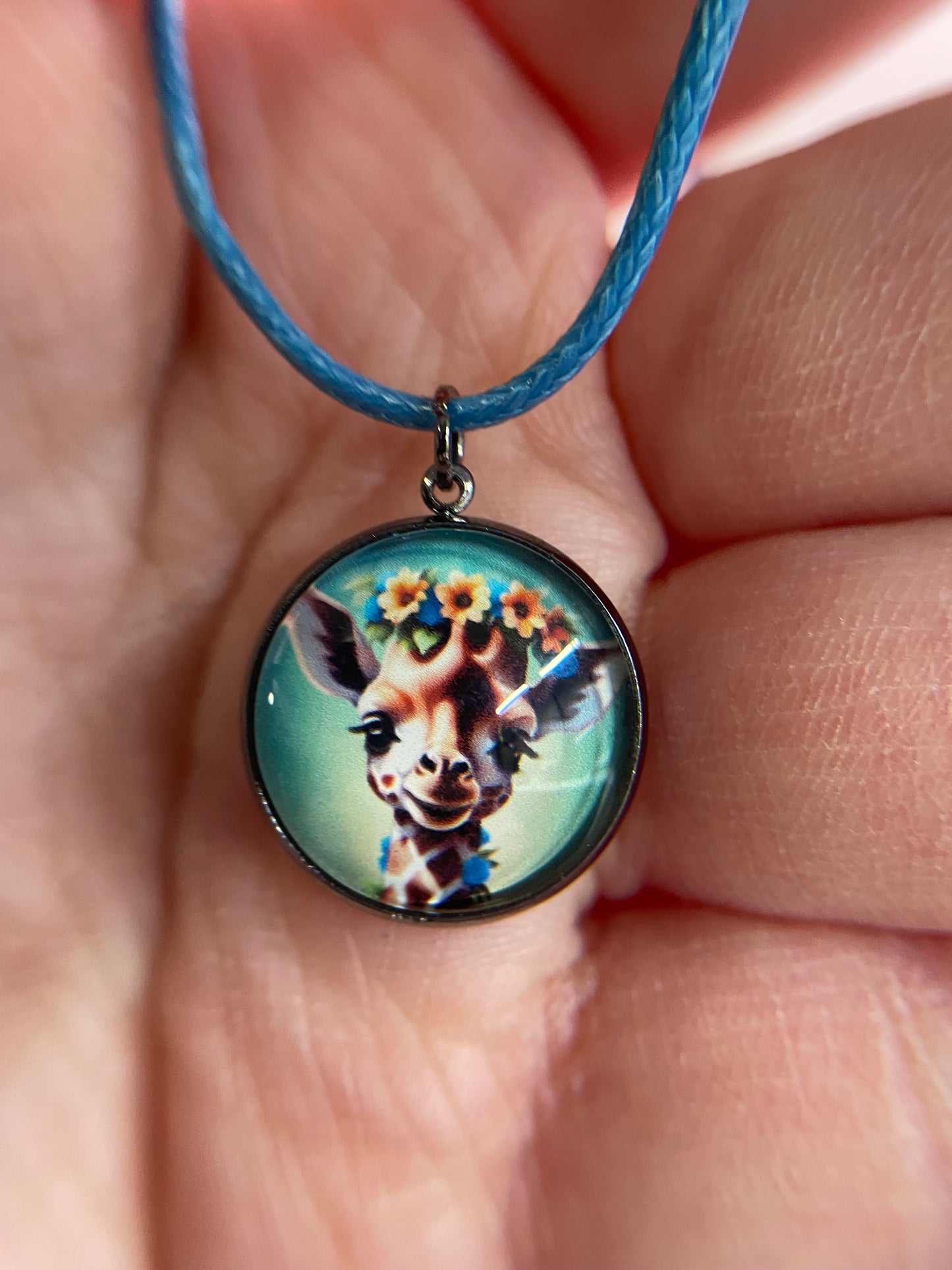 Collier cabochon girafe – corde bleu