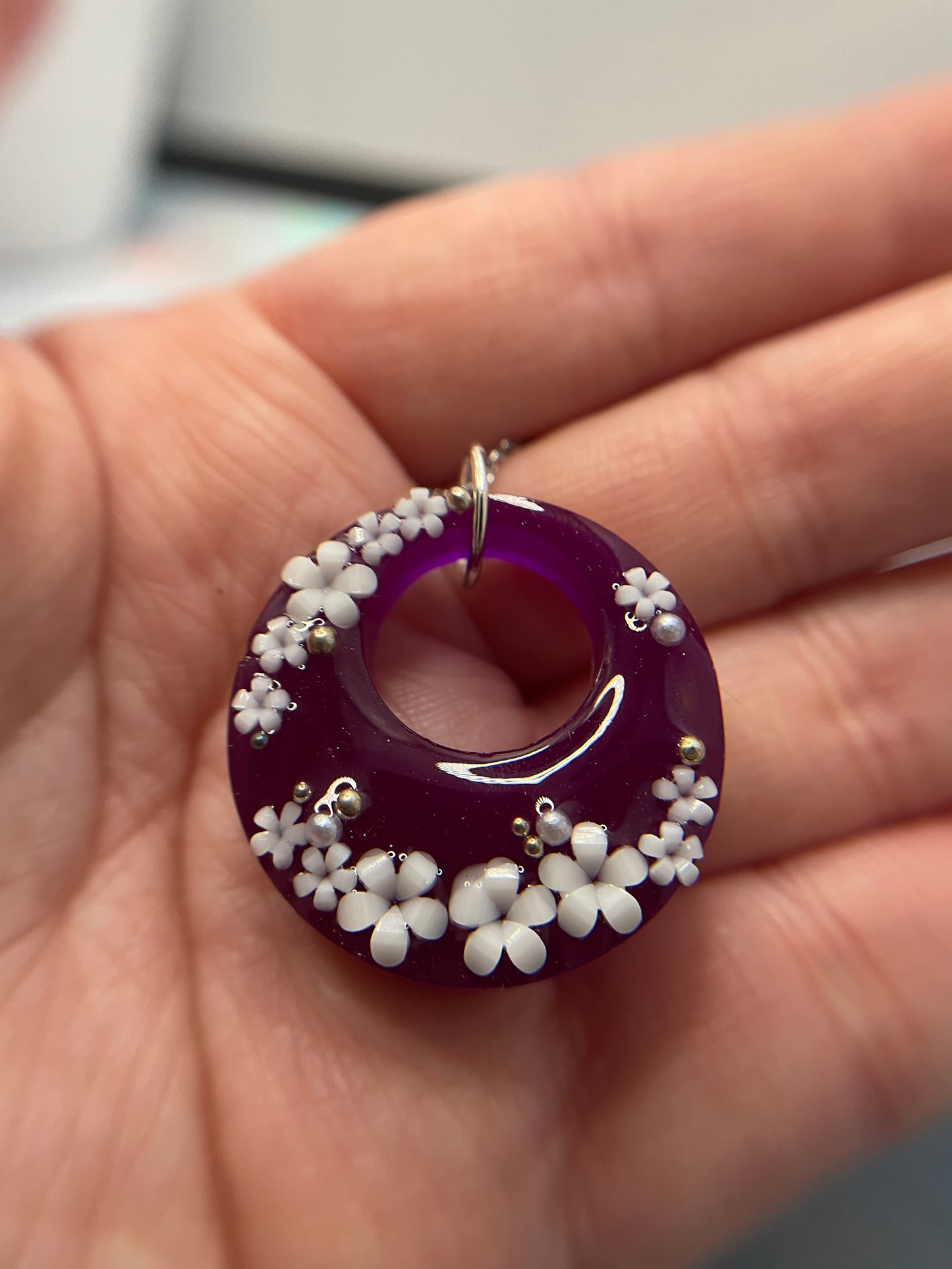 Cercle mauve avec fleurs blanches 20'' Acier Inoxydable