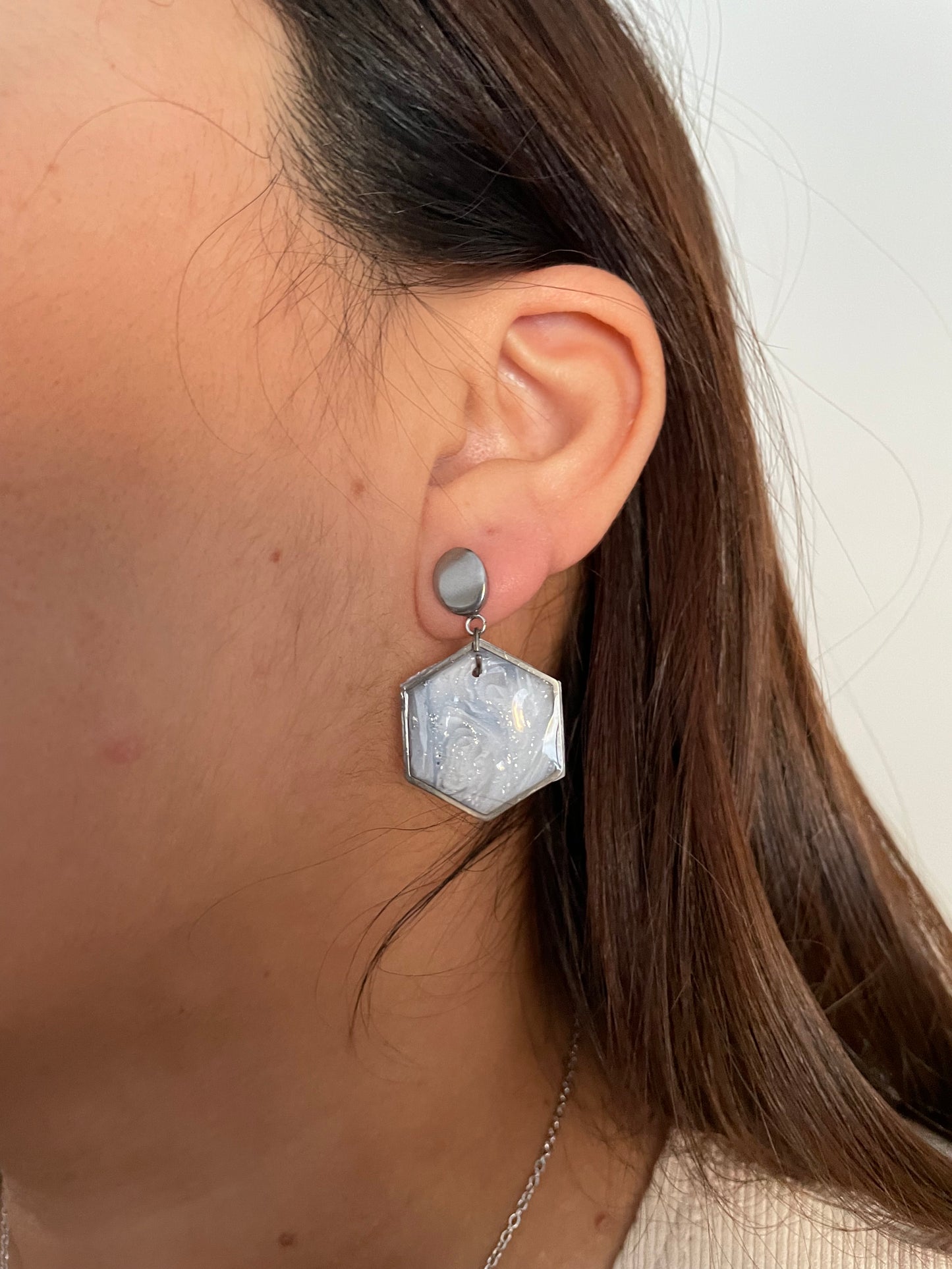 Boucles d'oreilles hexagonales en marbre bleu avec clous en argent - ACIER INOXYDABLE