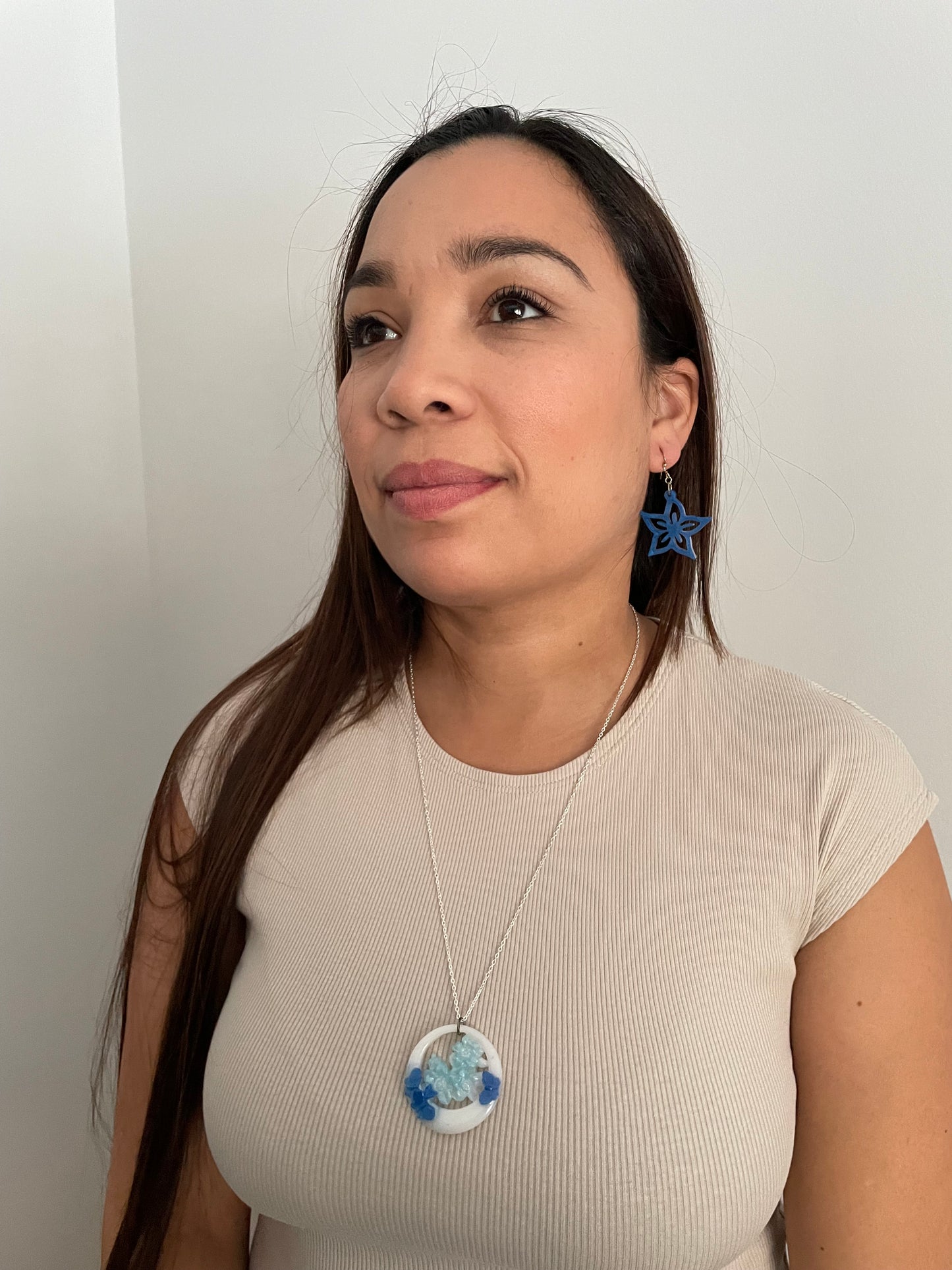 Collier Fleur Bleue et Papillon - 23'' SANS NICKEL