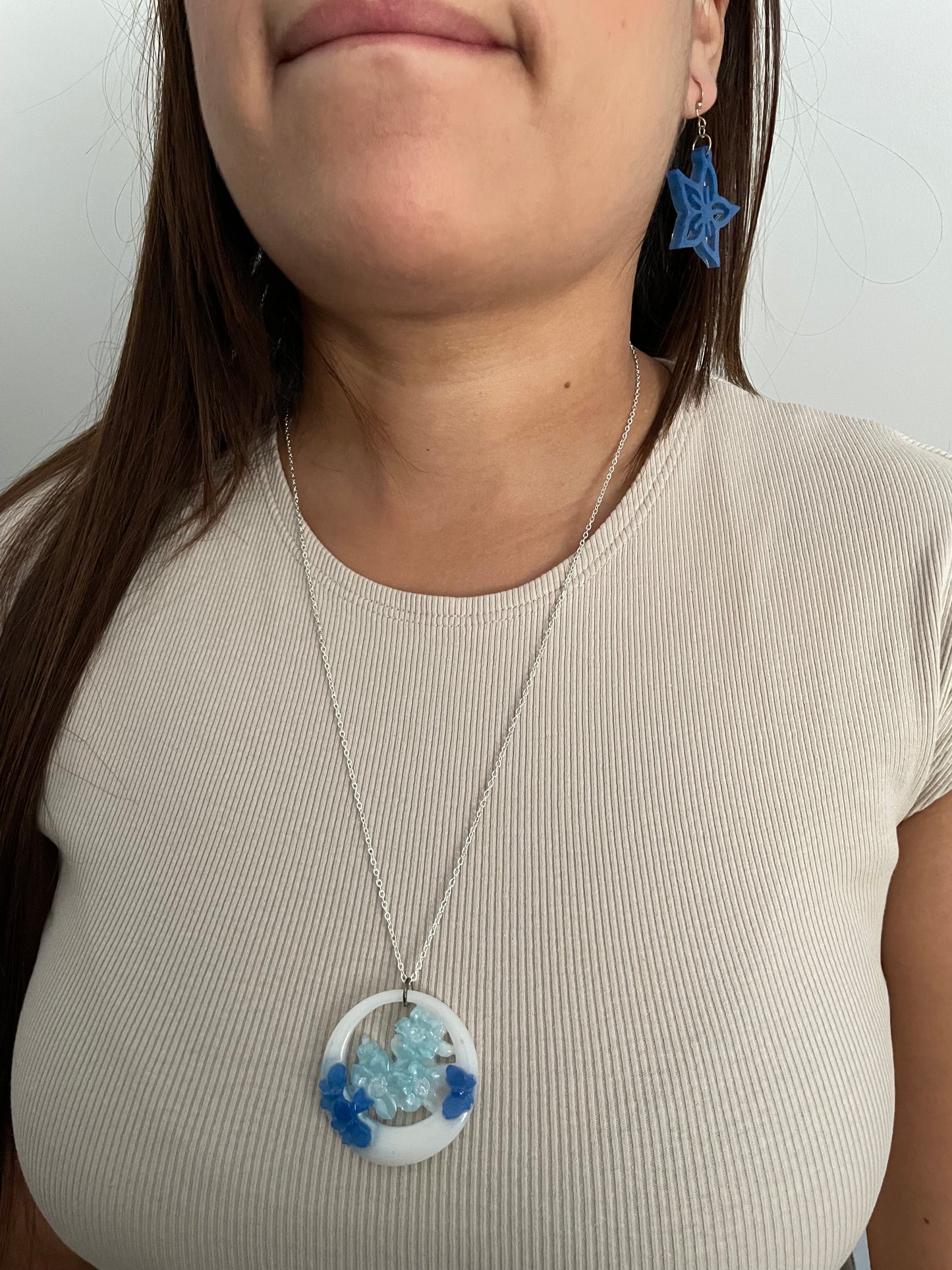 Collier Fleur Bleue et Papillon - 23'' SANS NICKEL