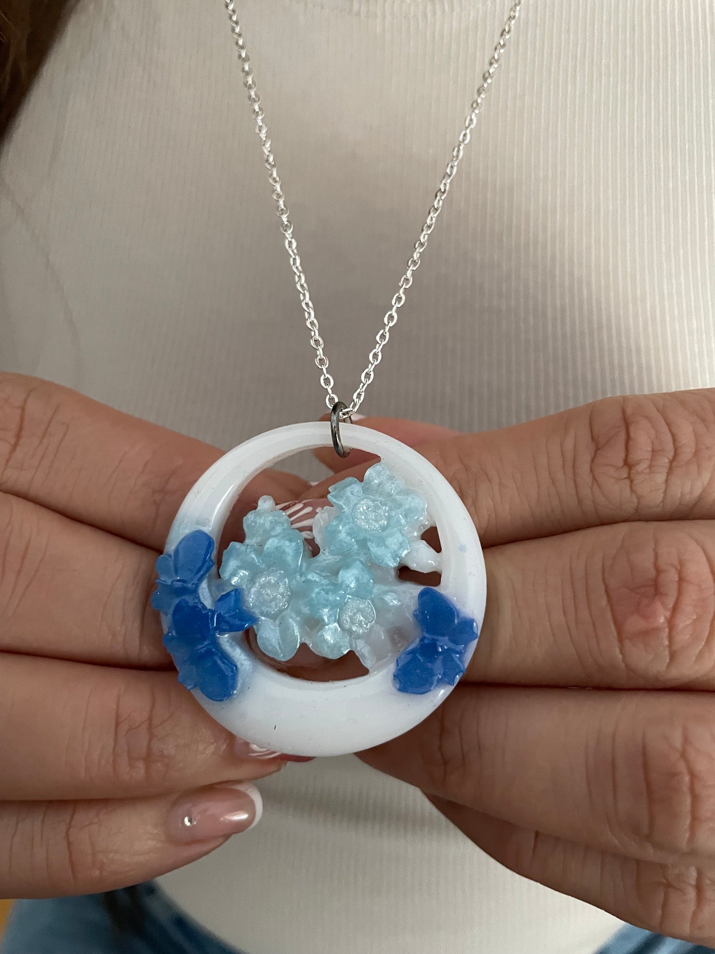 Collier Fleur Bleue et Papillon - 23'' SANS NICKEL