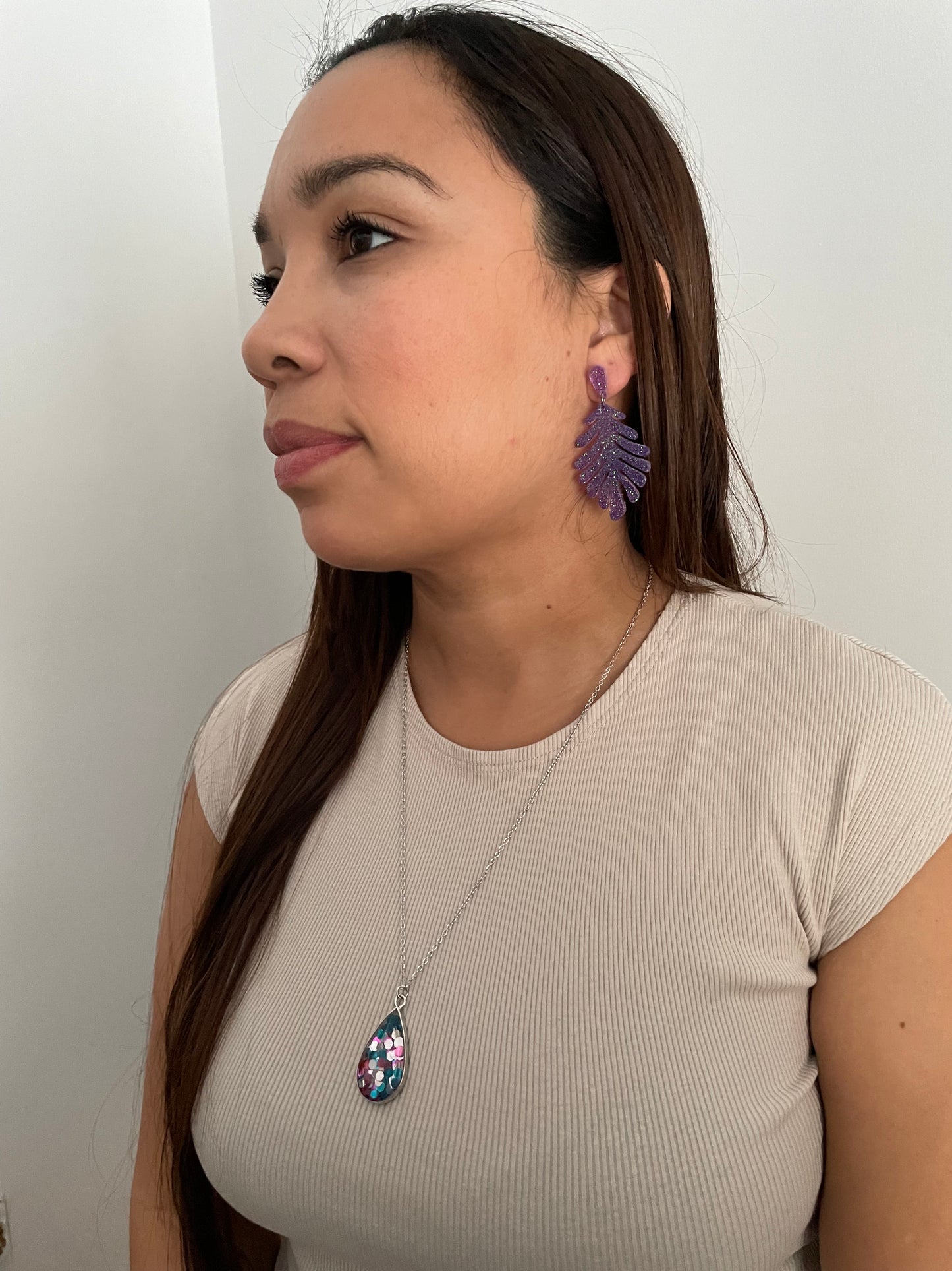 Caroline : Boucles d'oreilles violettes scintillantes – Hypoallergéniques