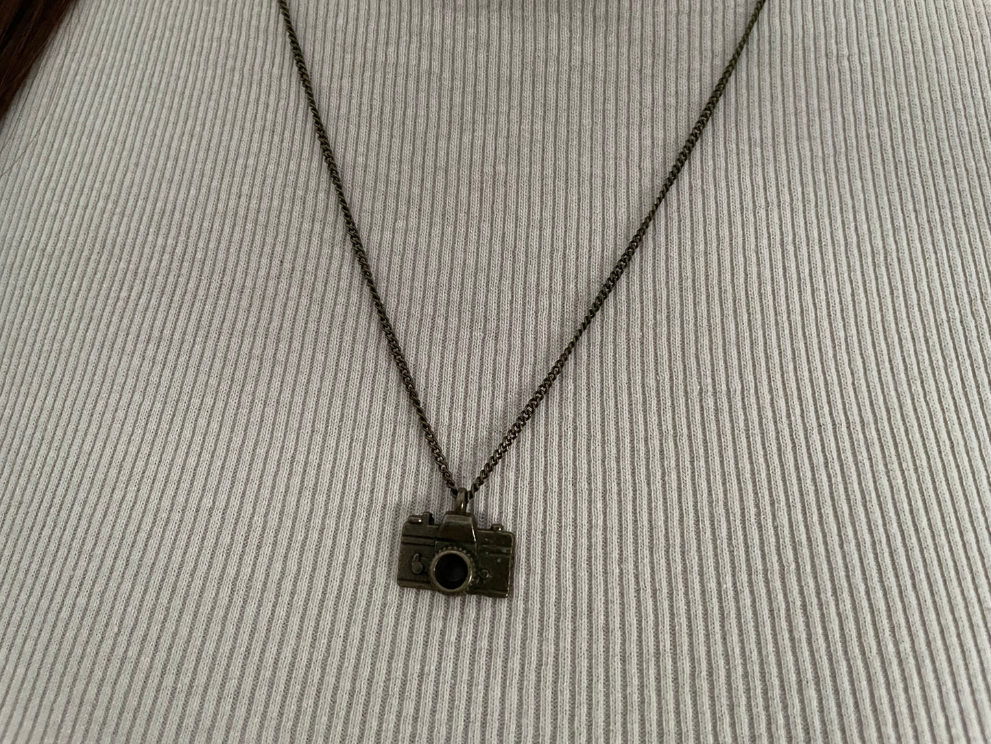 Collier à breloques en bronze avec appareil photo – 53 cm