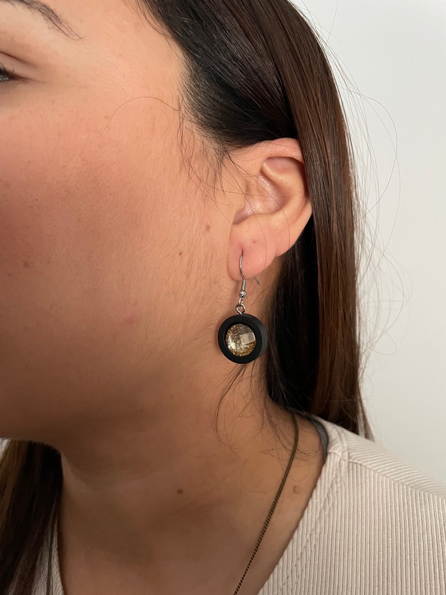 Boucles d'oreilles pendantes en fausses pierres précieuses marron sur bois noir