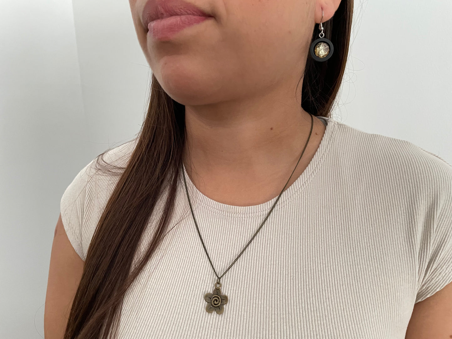 Collier chaîne en bronze avec breloque en forme de fleur en bronze, 20 pouces