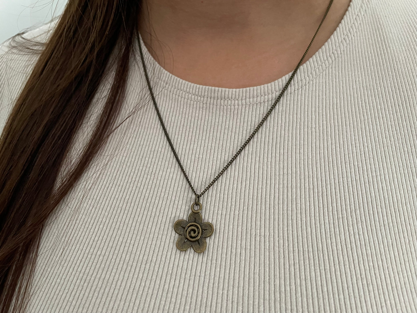 Collier chaîne en bronze avec breloque en forme de fleur en bronze, 20 pouces