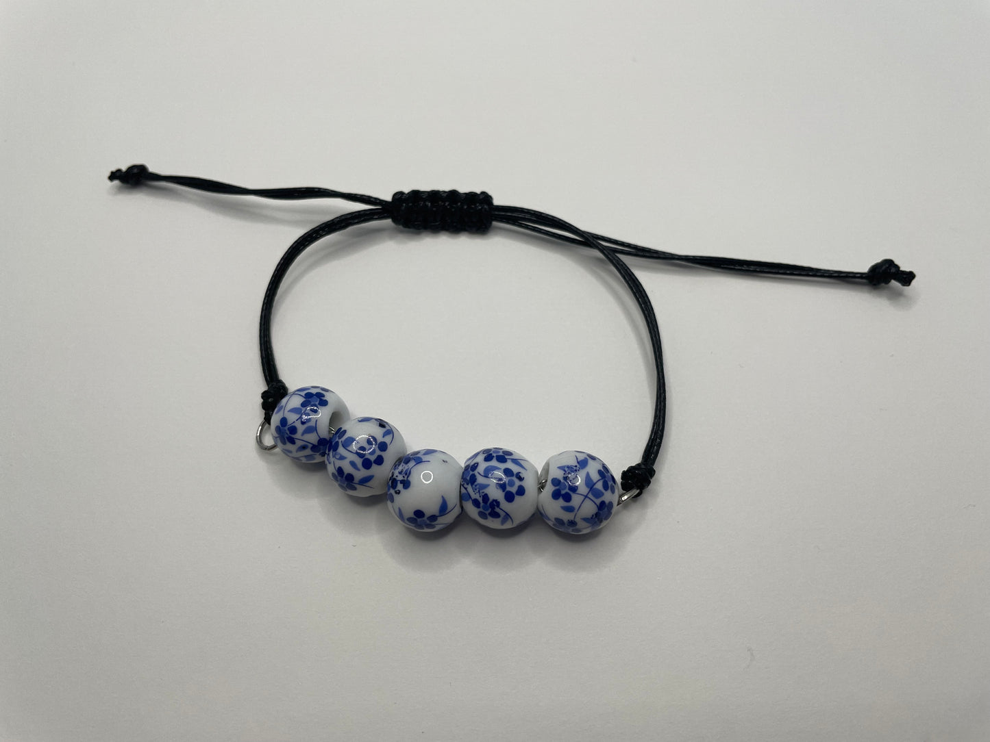 Bracelet à Corde Ajustable avec Bille en Céramique Blanche à Fleur