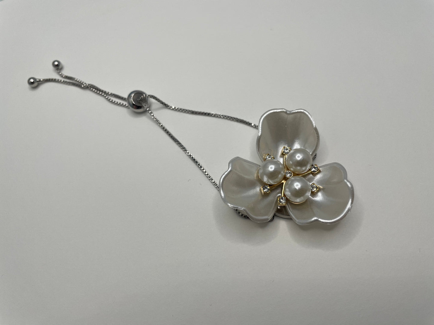 White arylic flower adjustable bracelet