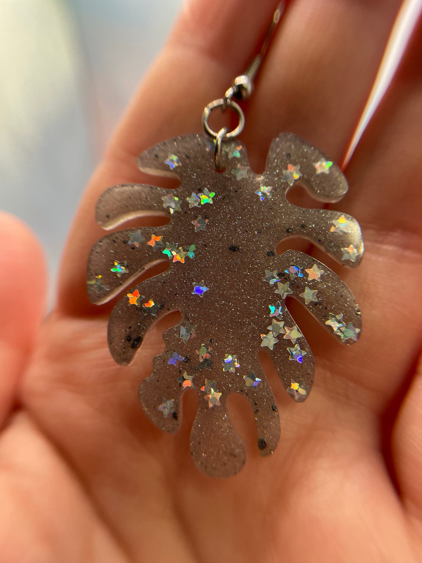 Boucles d'oreilles Monstera grises scintillantes