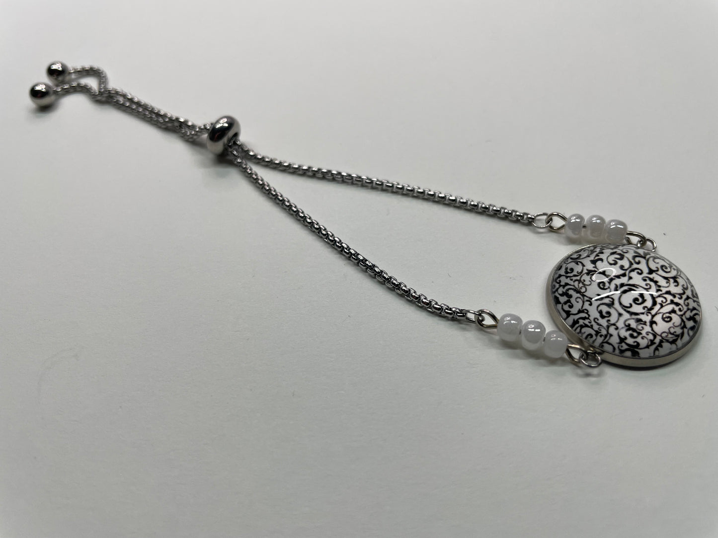 Bracelet Ajustable Cabochon Blanc et Noir+Billes-Acier Inoxydable