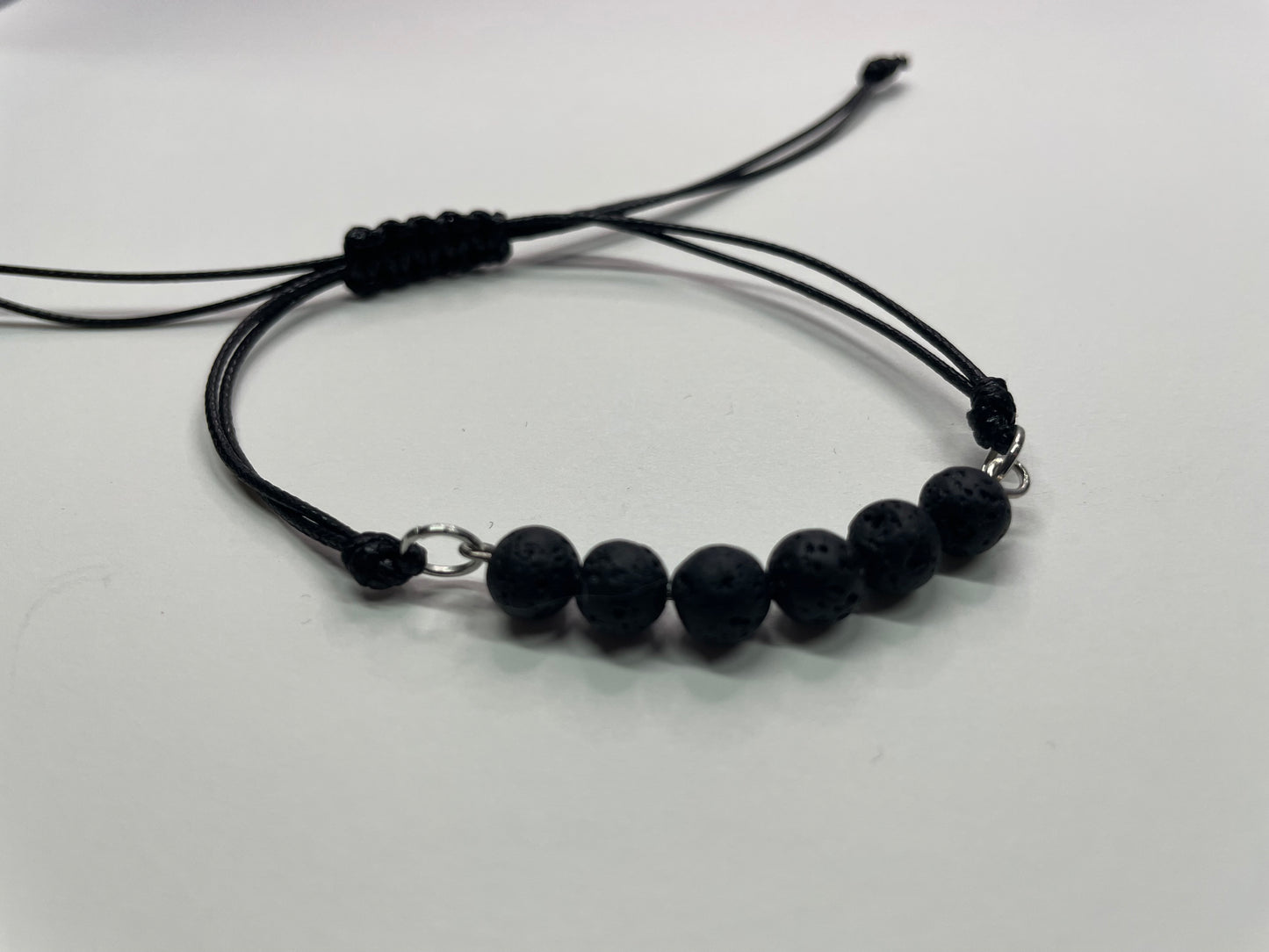 Bracelet ajustable en corde avec billes de lave noire