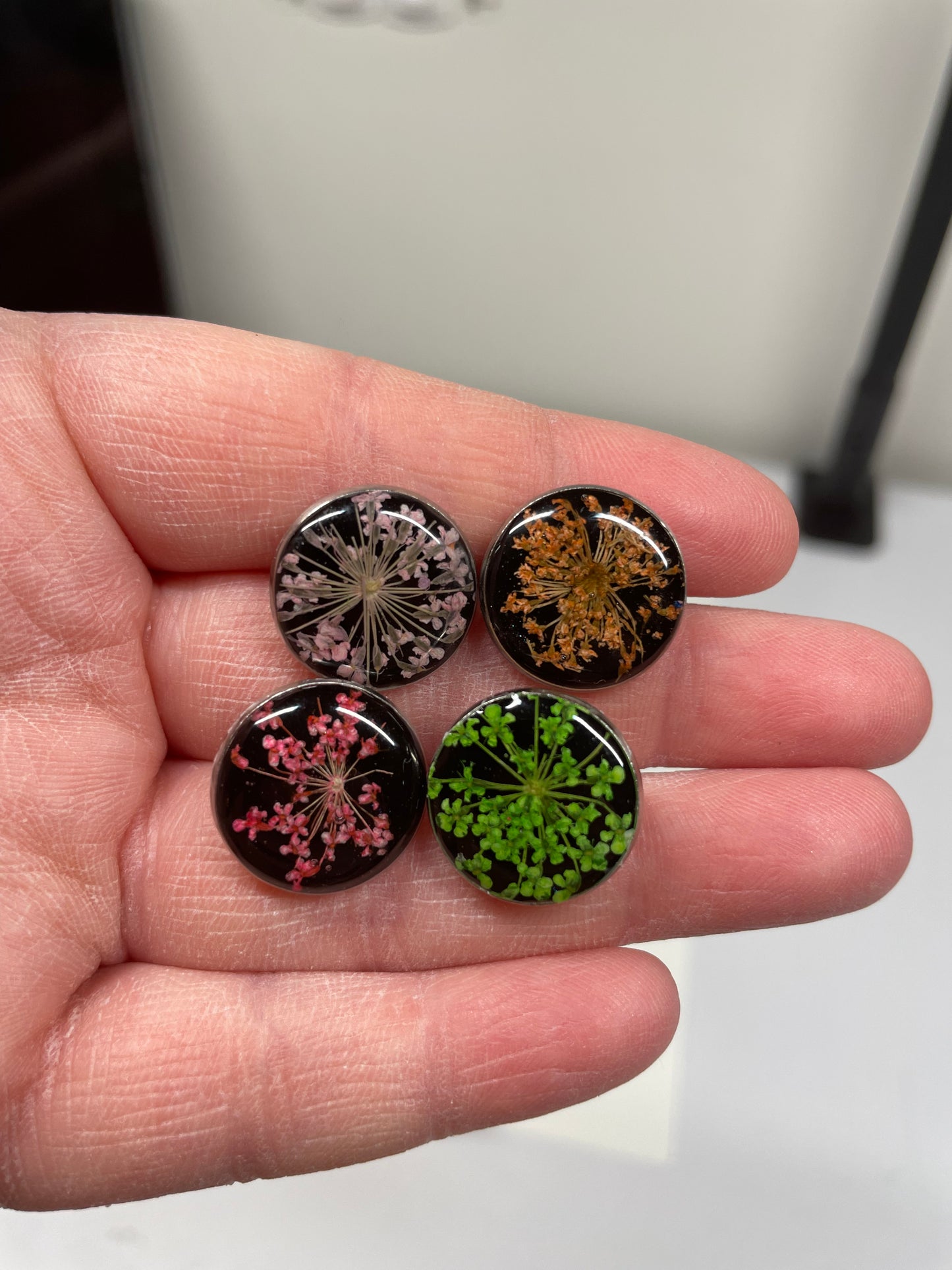 Fleur Sur Bouton d'oreille noir - acier inoxydable