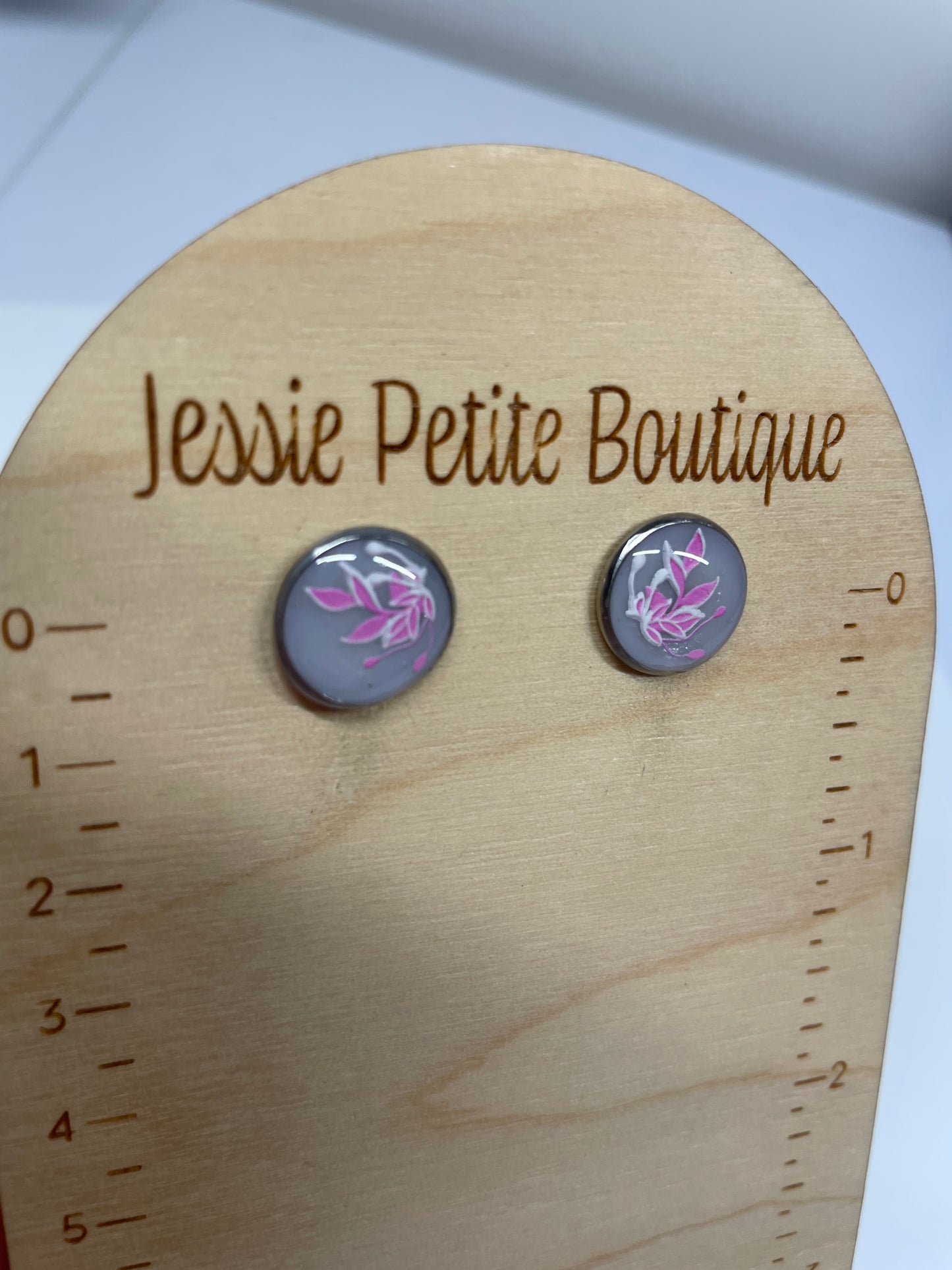 Boutons d'oreille floraux rose et gris- Acier Inoxydable