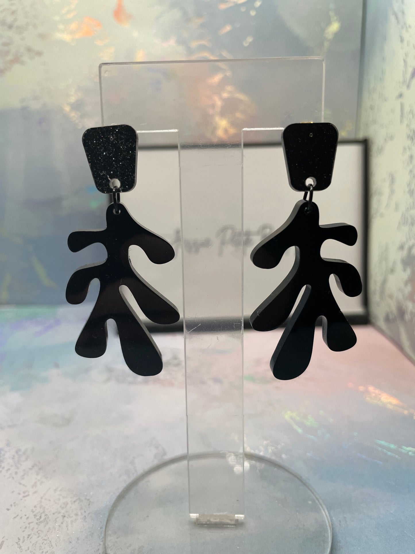 Lea : Boucles d'oreilles noires + clous en acrylique (sans nickel)