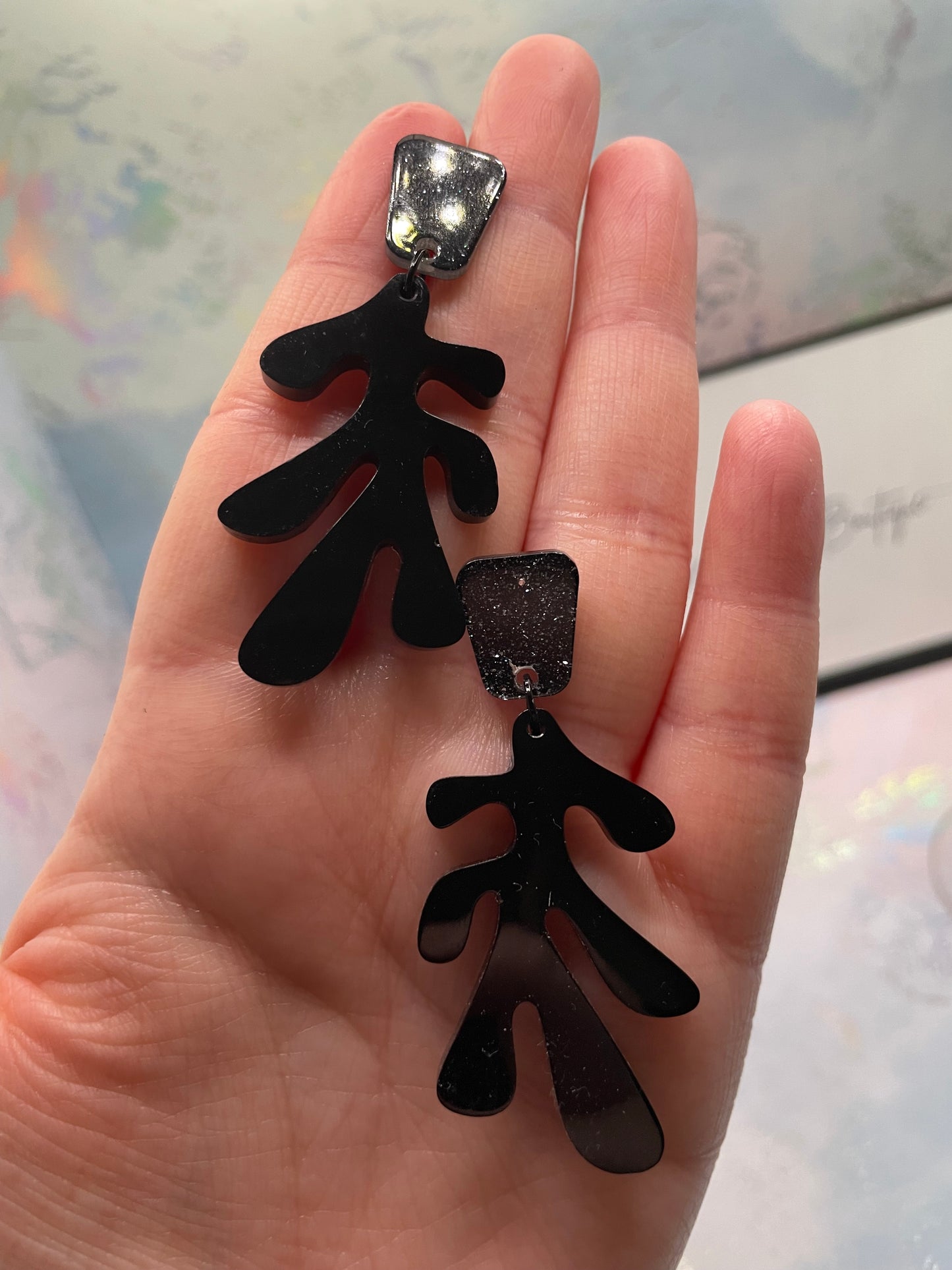 Lea : Boucles d'oreilles noires + clous en acrylique (sans nickel)
