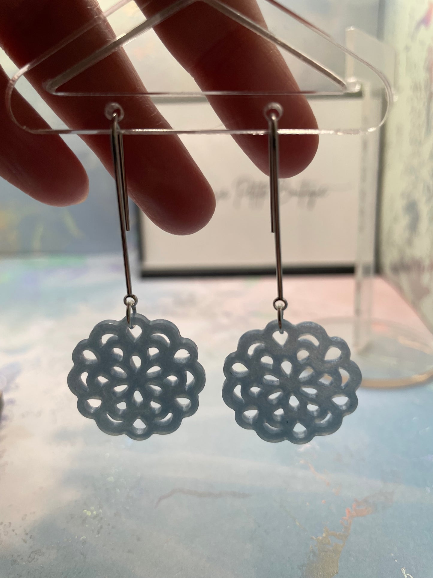 Boucles d'oreilles rondes à fleurs bleu clair - Sans nickel