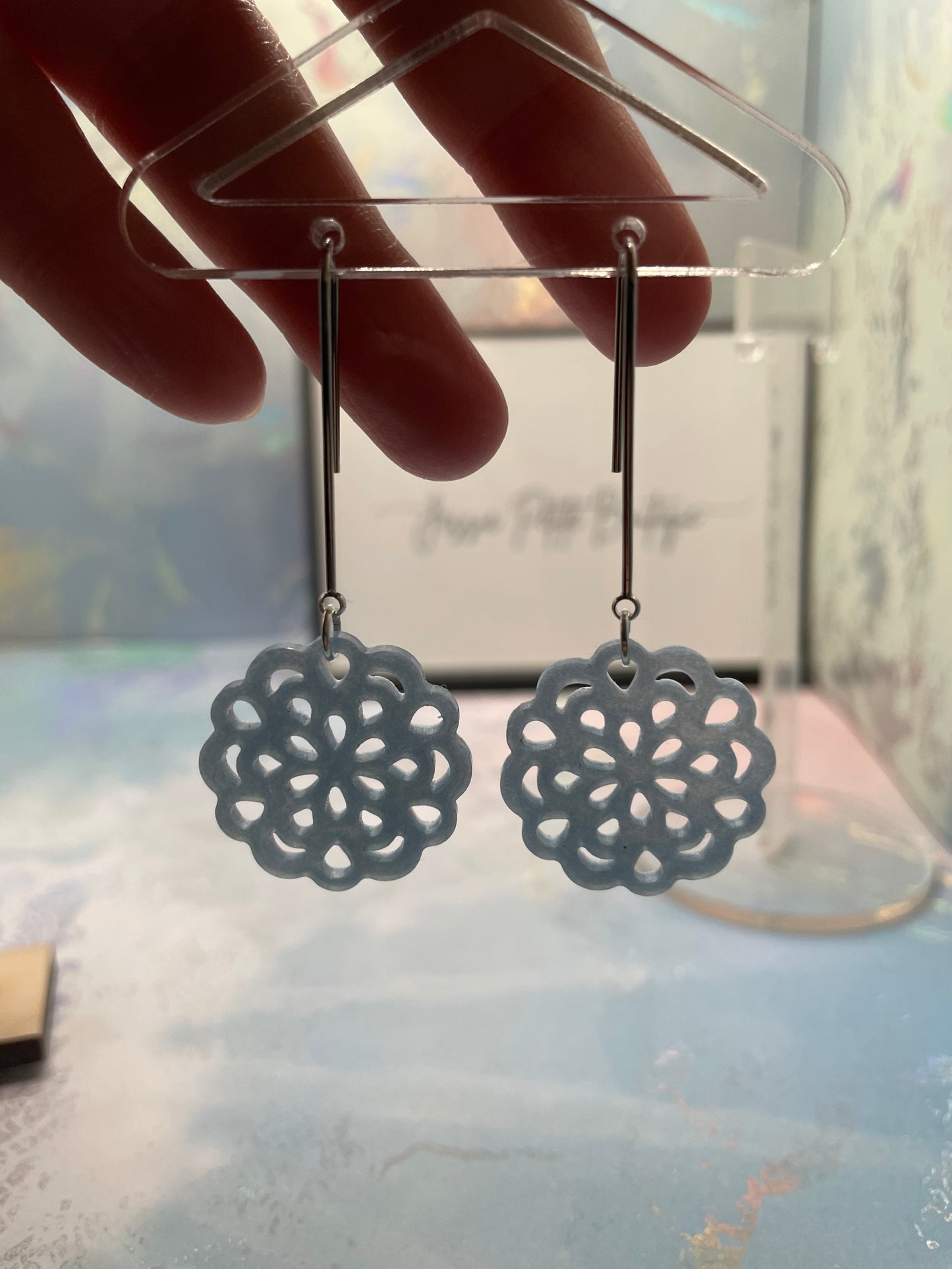 Boucles d'oreilles rondes à fleurs bleu clair - Sans nickel
