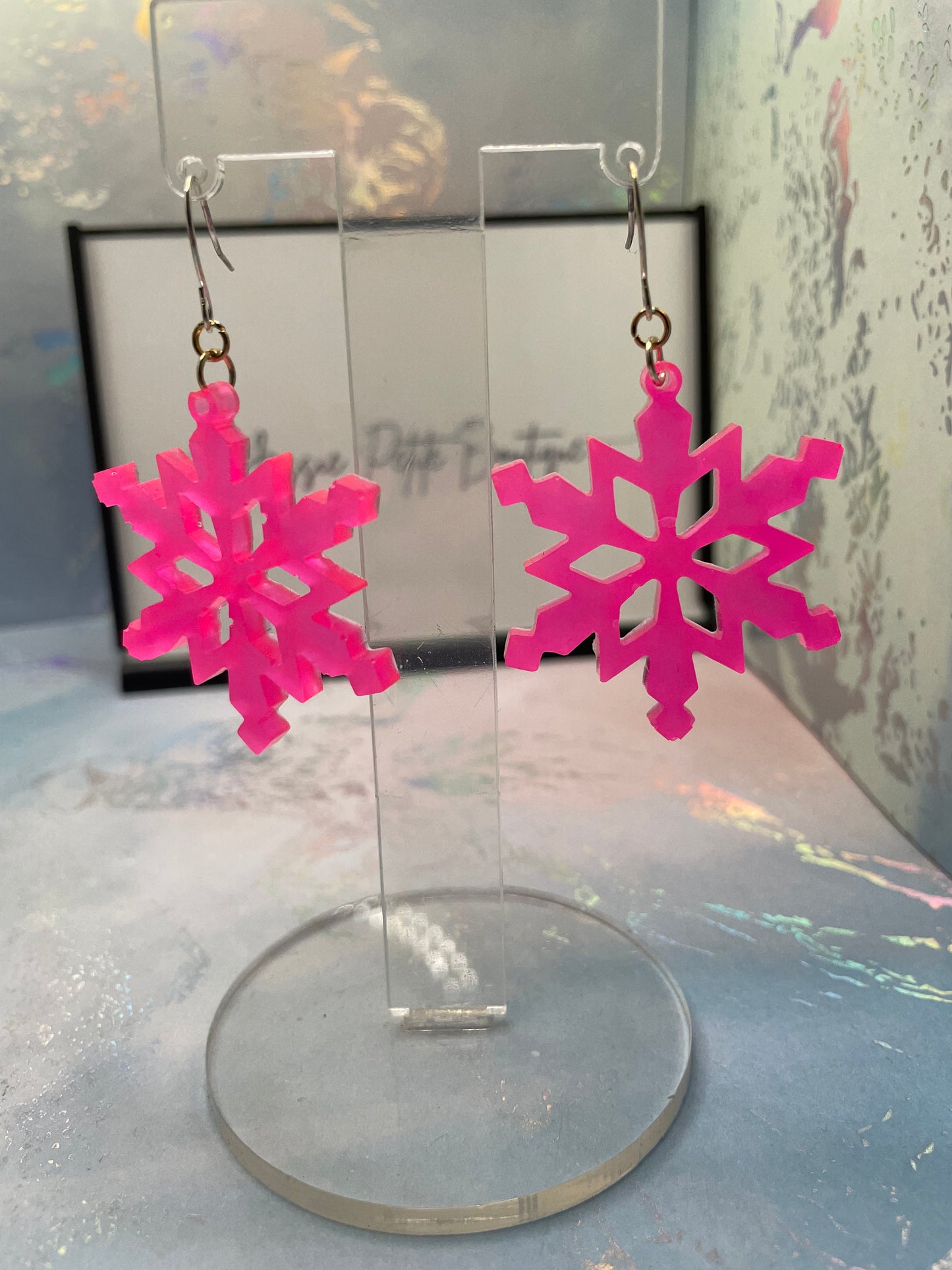 Boucles d'oreilles flocon de neige rose vif phosphorescentes (acier inoxydable)