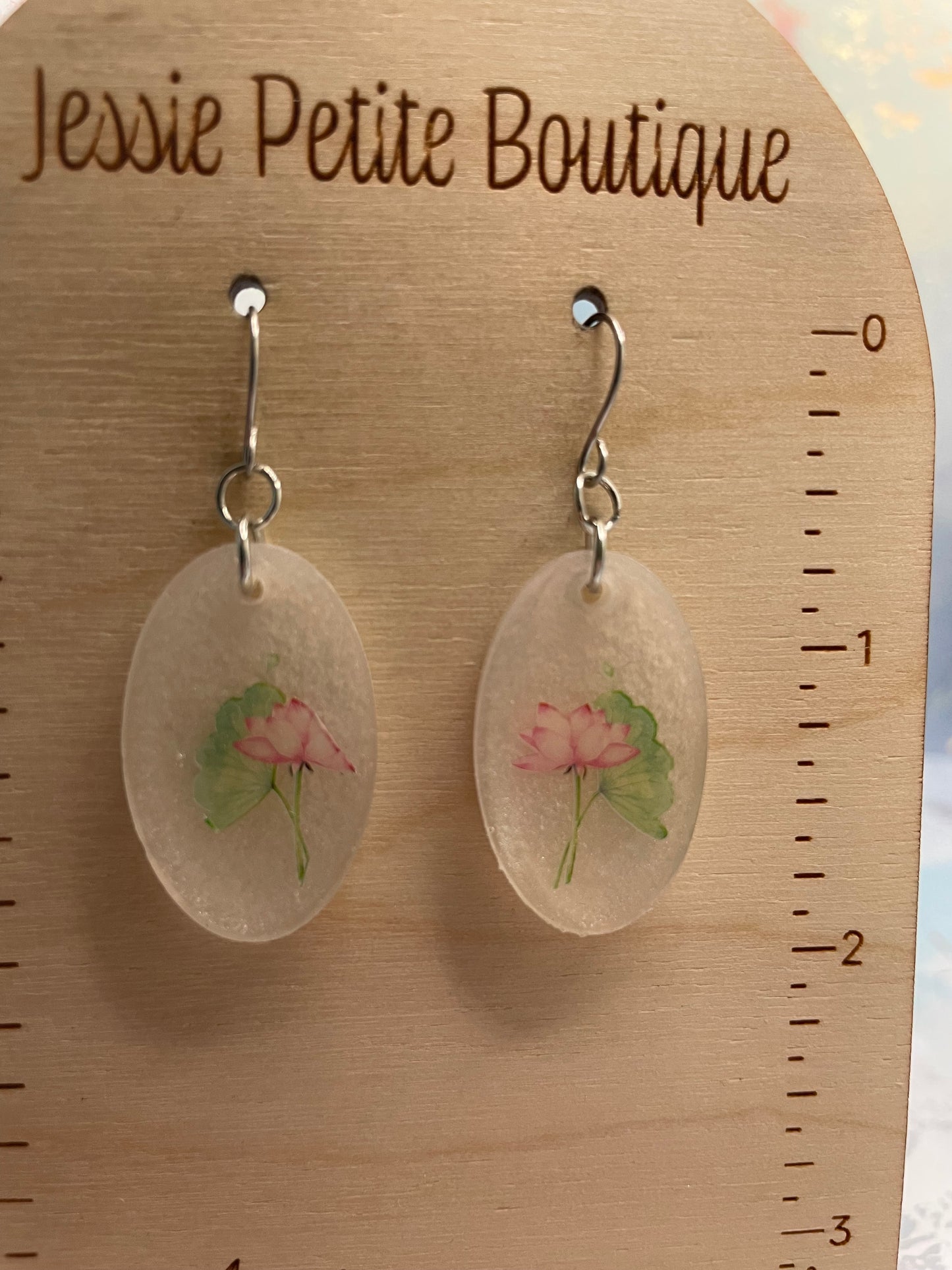 Boucles d'oreilles ovales fleur rose sur fond blanc – Acier inoxydable