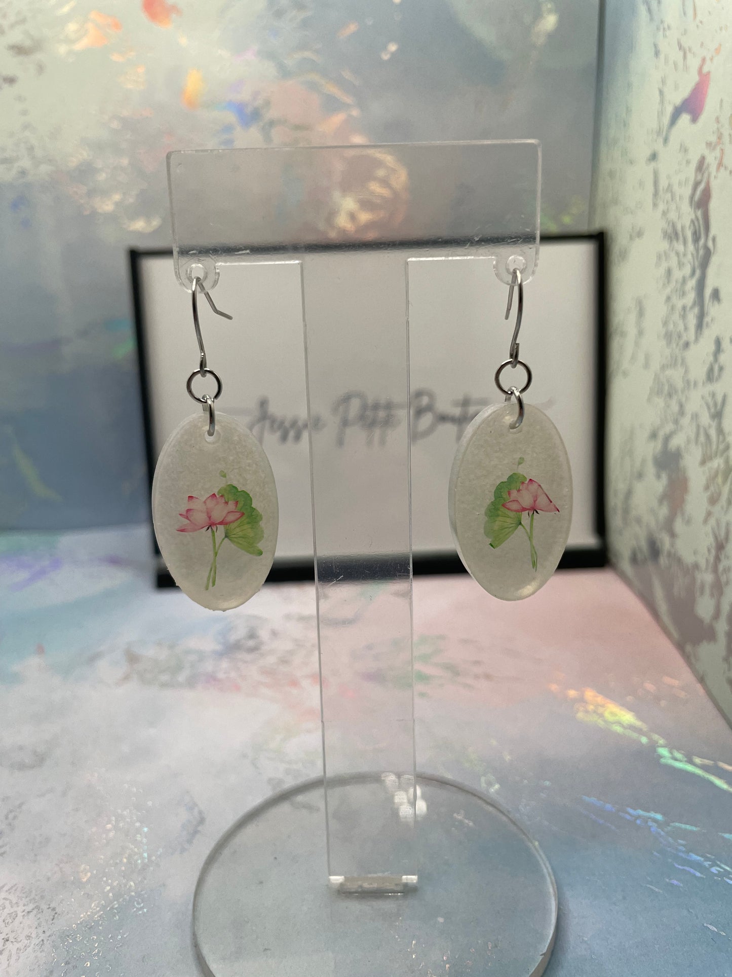 Boucles d'oreilles ovales fleur rose sur fond blanc – Acier inoxydable