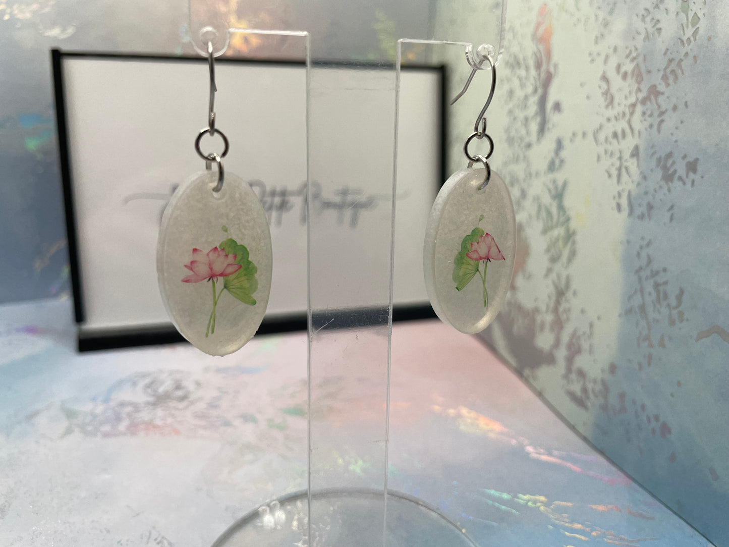 Boucles d'oreilles ovales fleur rose sur fond blanc – Acier inoxydable