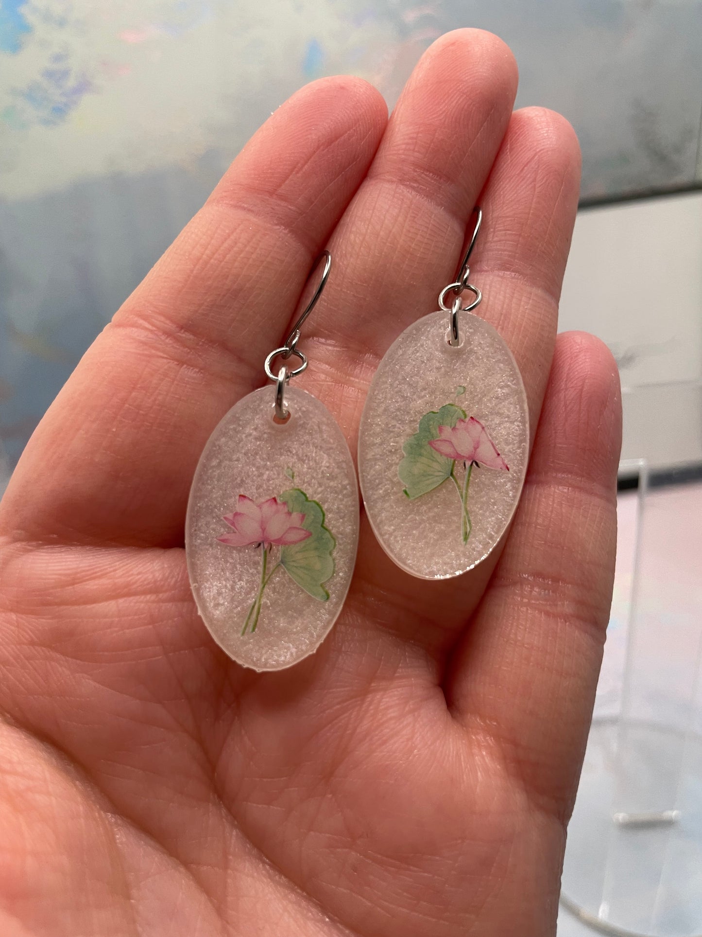 Boucles d'oreilles ovales fleur rose sur fond blanc – Acier inoxydable