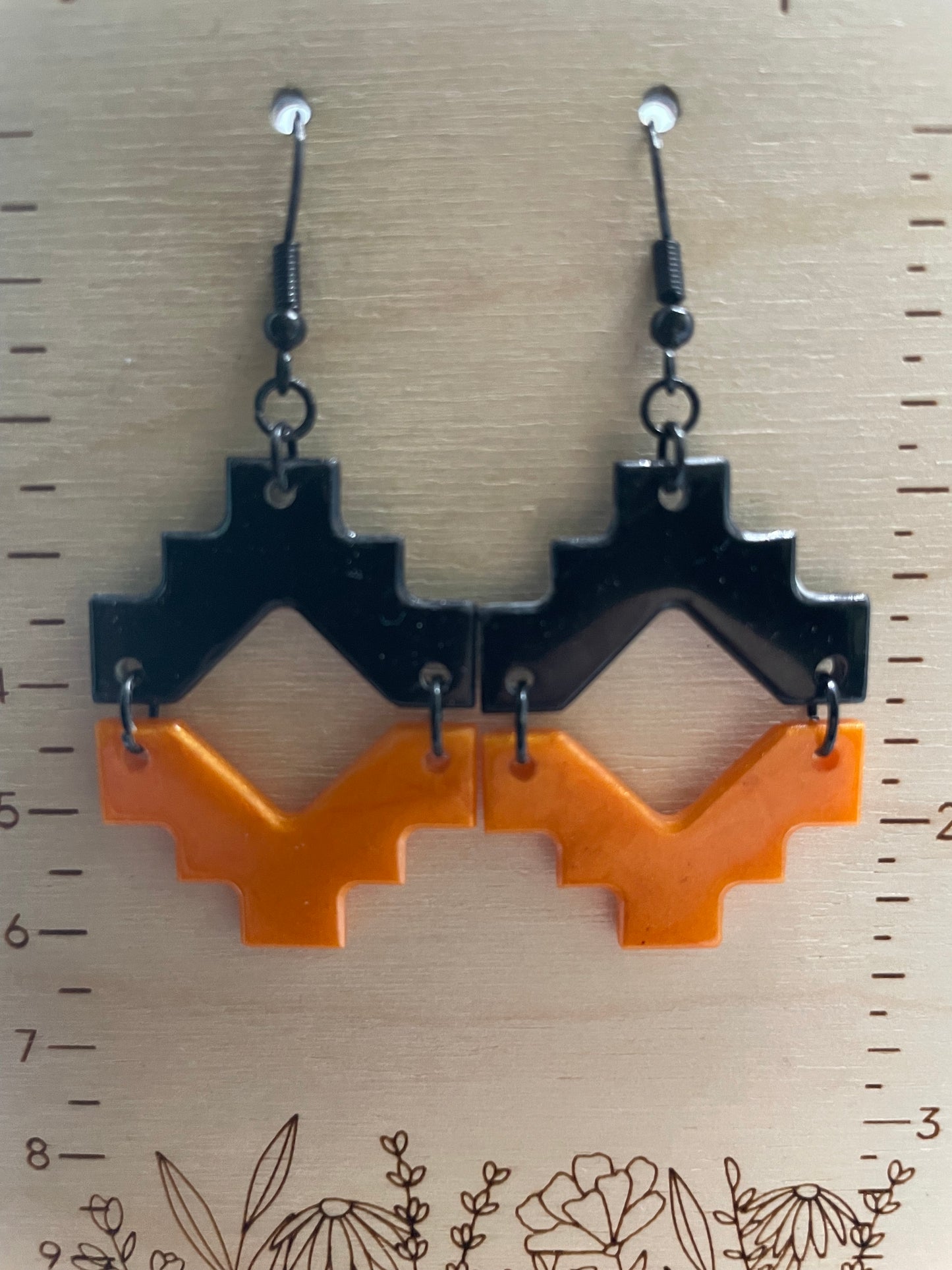 Aztèque : deux demi-boucles d'oreilles noires et oranges