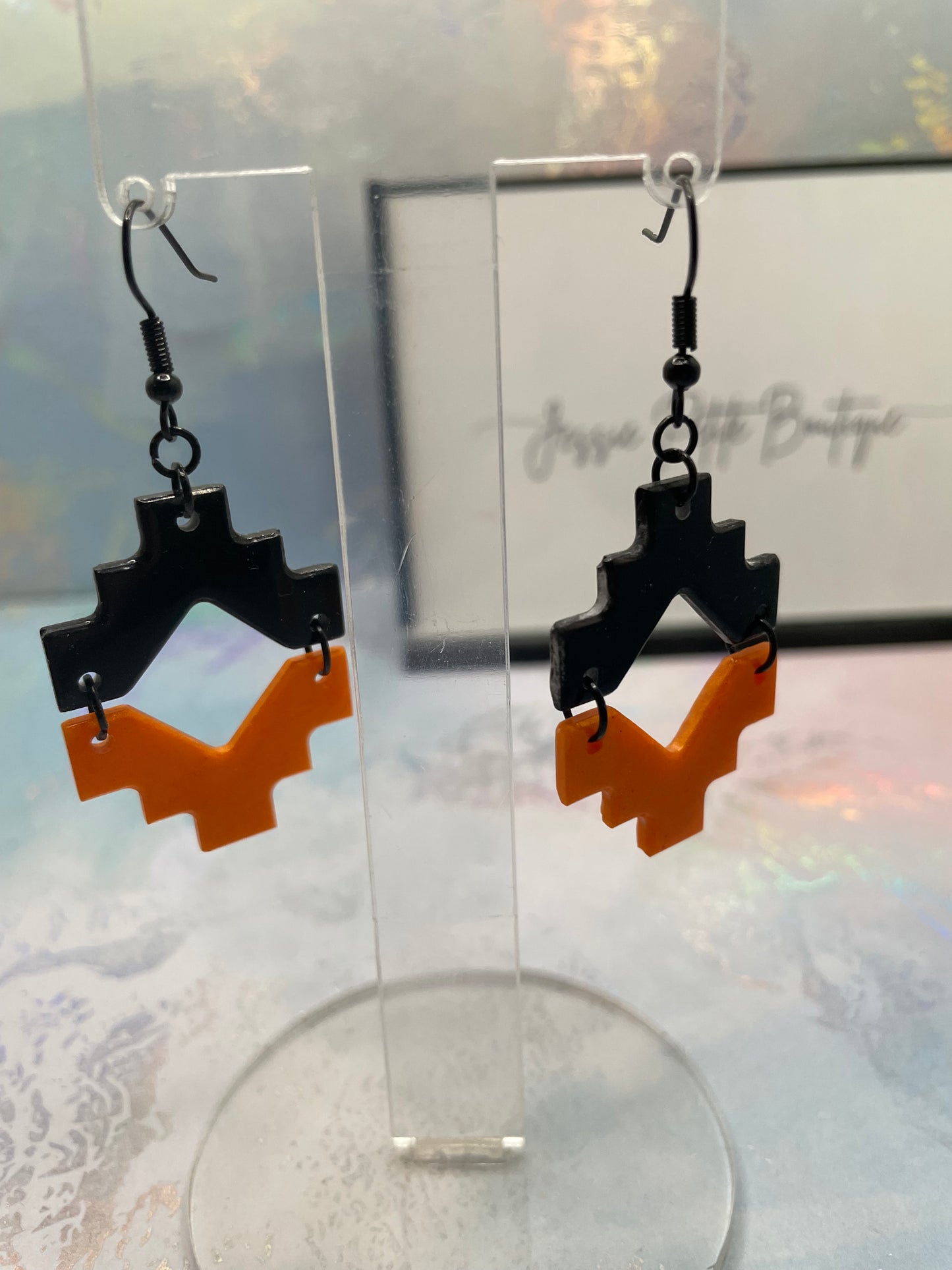 Aztèque : deux demi-boucles d'oreilles noires et oranges