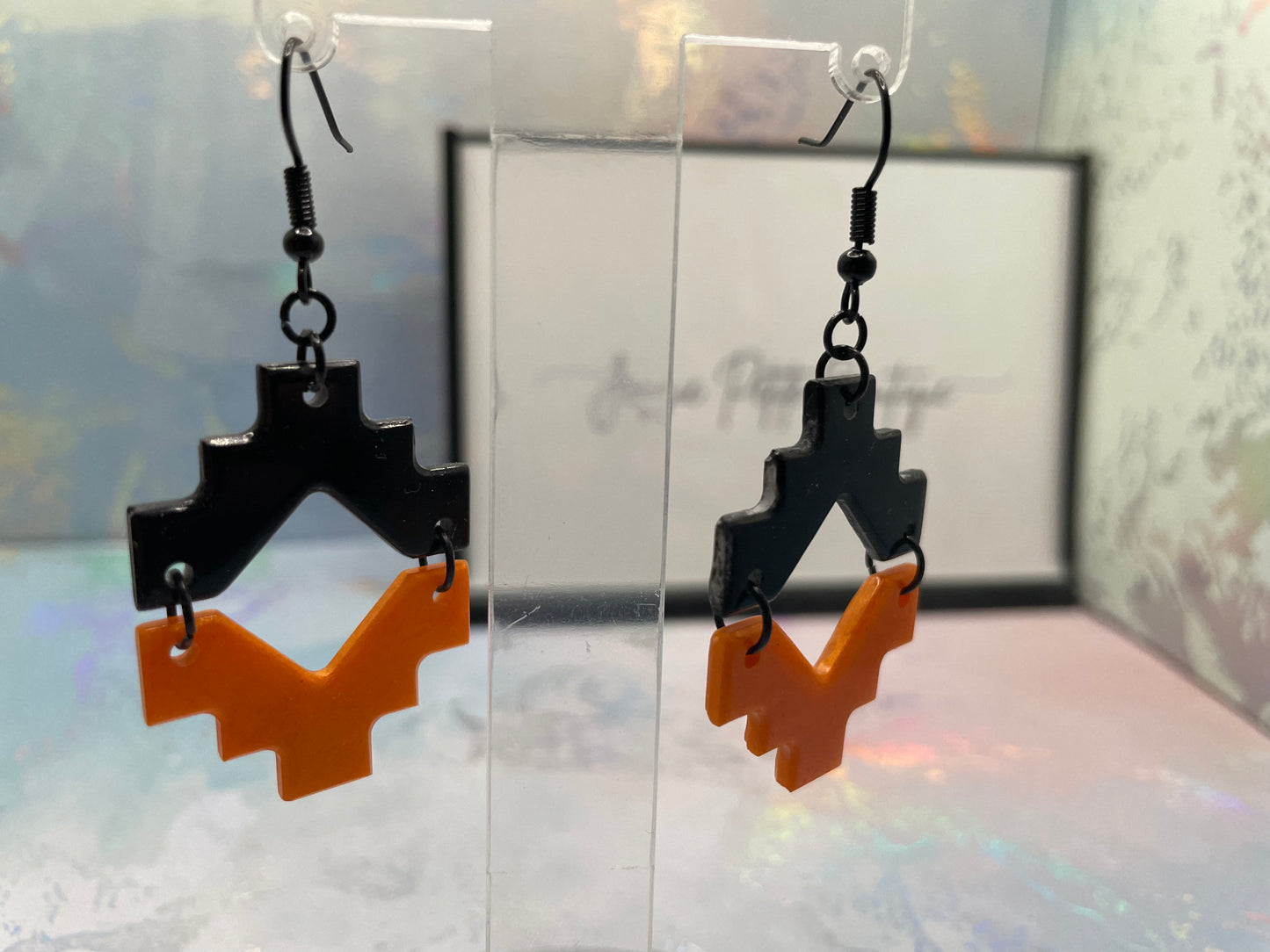 Aztèque : deux demi-boucles d'oreilles noires et oranges