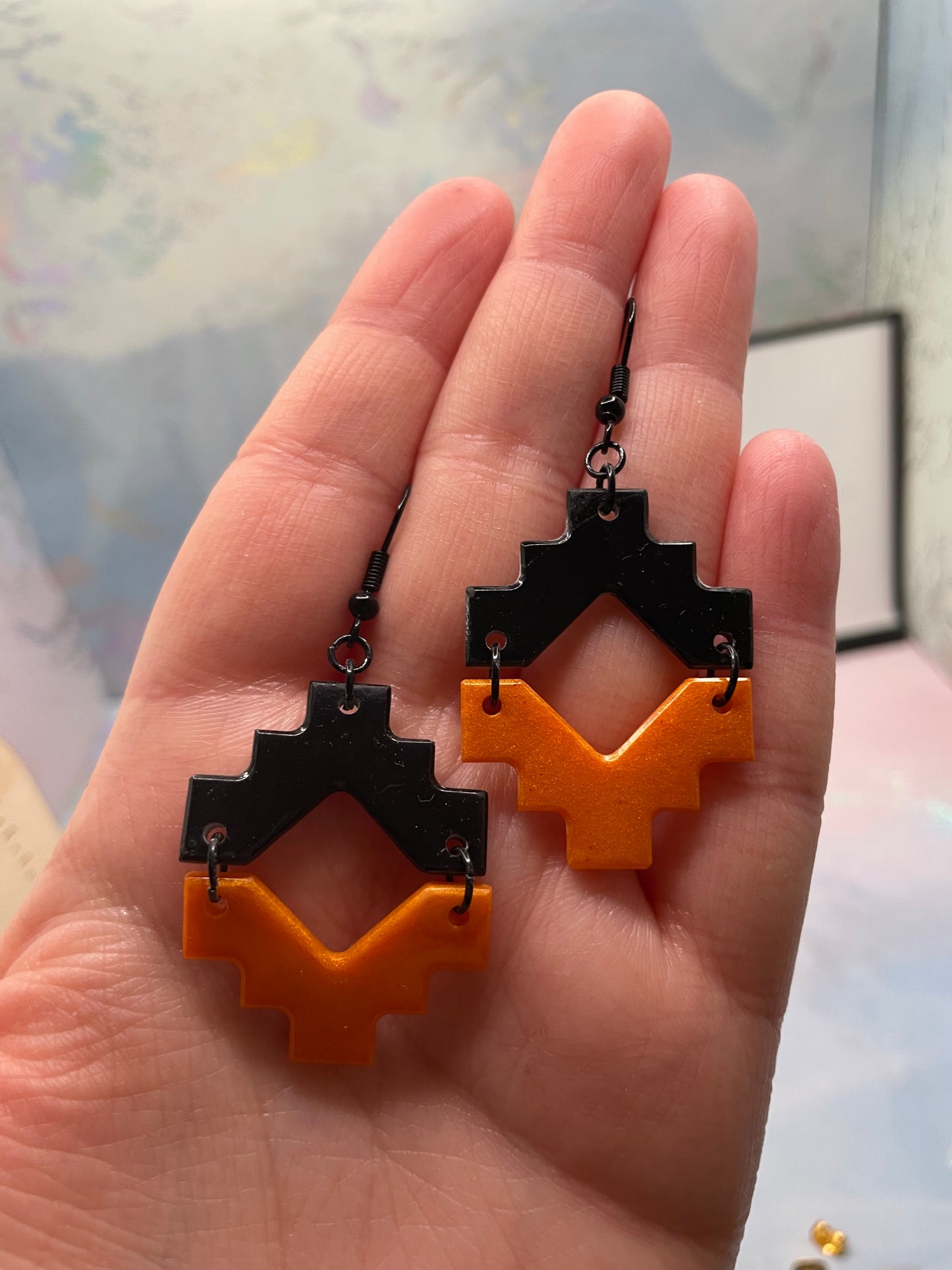 Aztèque : deux demi-boucles d'oreilles noires et oranges