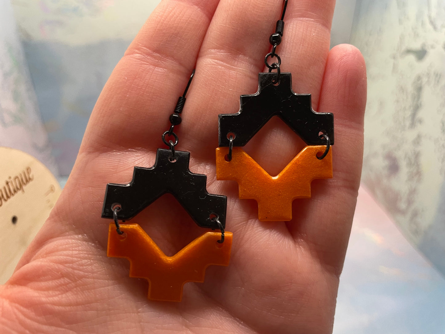 Aztèque : deux demi-boucles d'oreilles noires et oranges