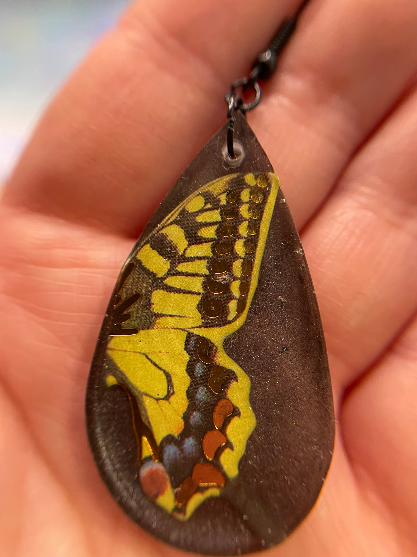 Boucles d'oreilles papillon jaune sur goutte noire