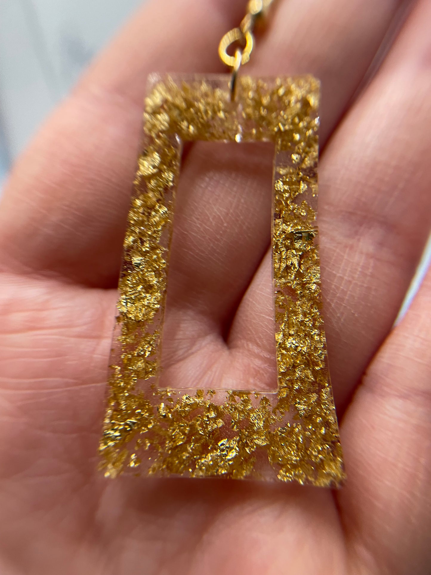 Boucles d'oreilles rectangulaires en résine avec feuille d'or