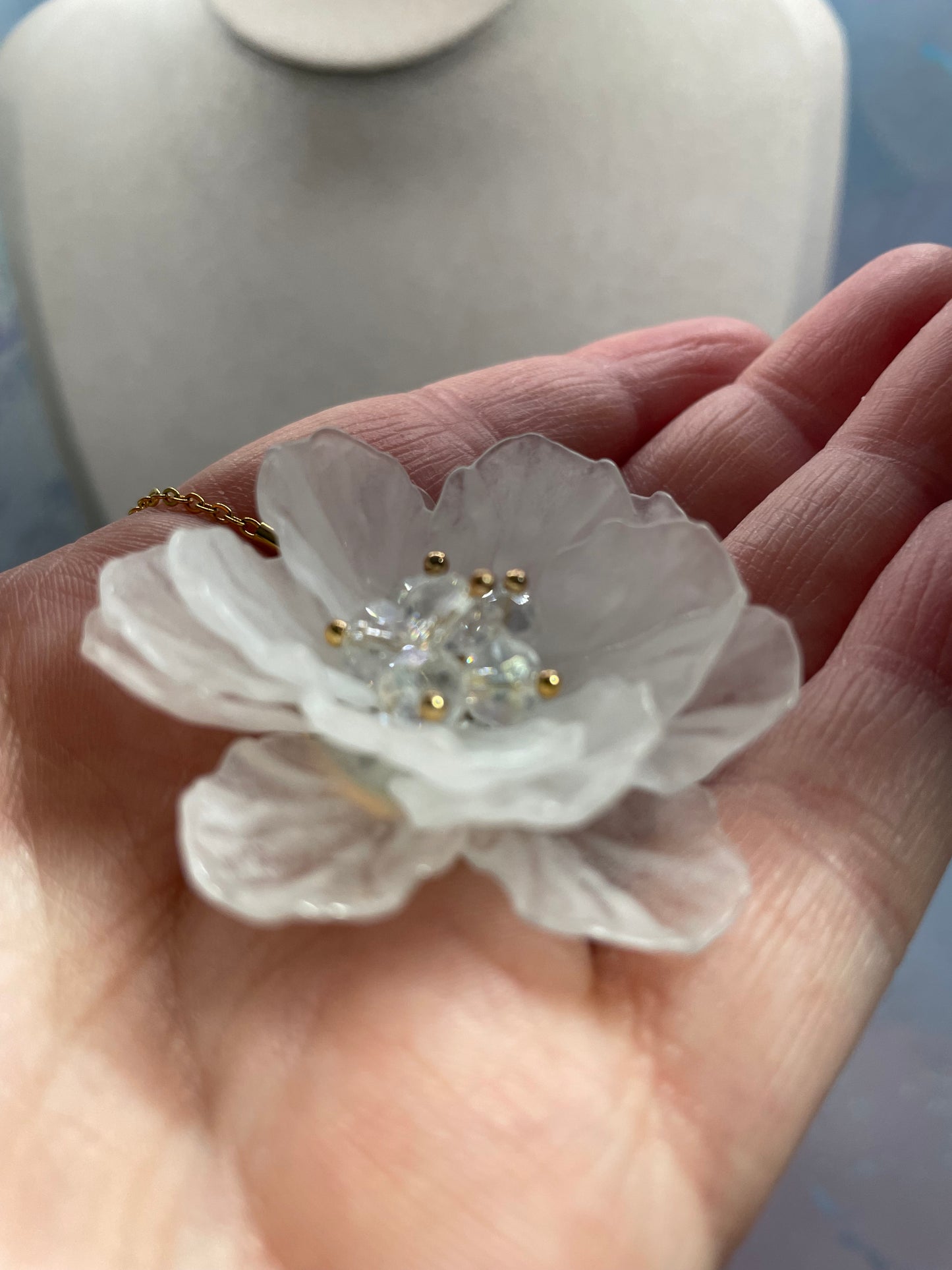 Collier fleur blanche acrylique-Acier Inoxydable