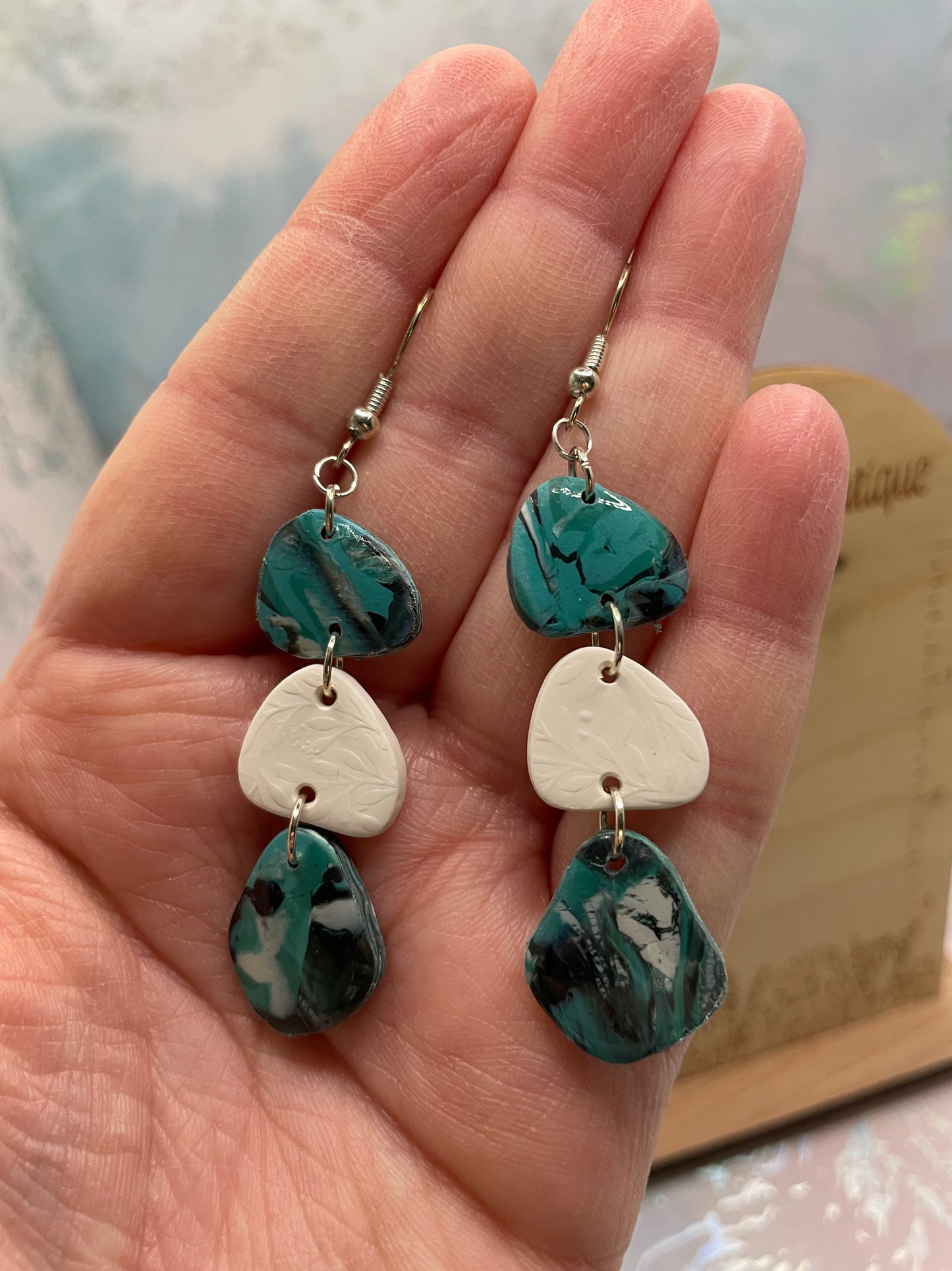 Boucles d’oreilles pendantes pebble turquoise et blanc-Sans Nickel