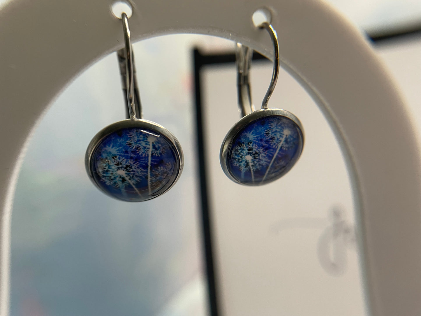 Boucle d'oreilles dormeuse pissenlit blanc sur bleu-Acier Inoxydable