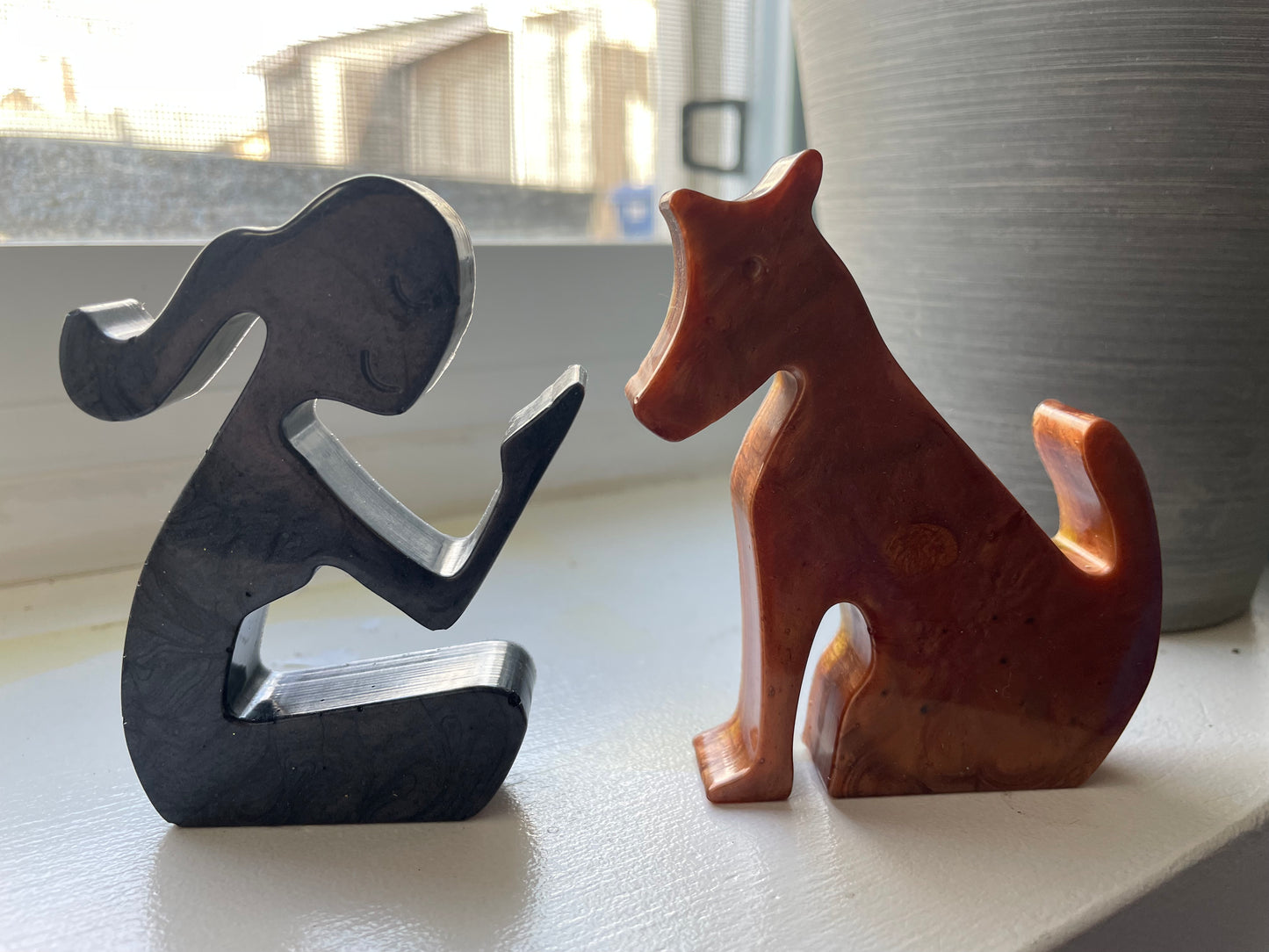 Woman and Her Dog- Resin Figurineš¾