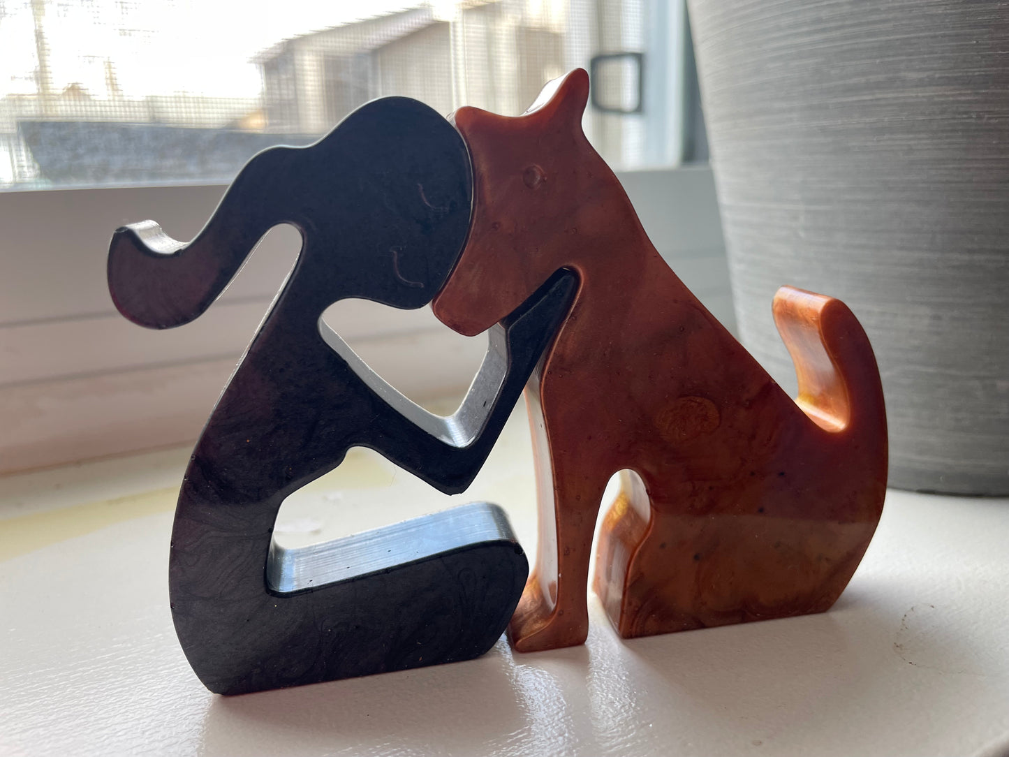 Woman and Her Dog- Resin Figurineš¾