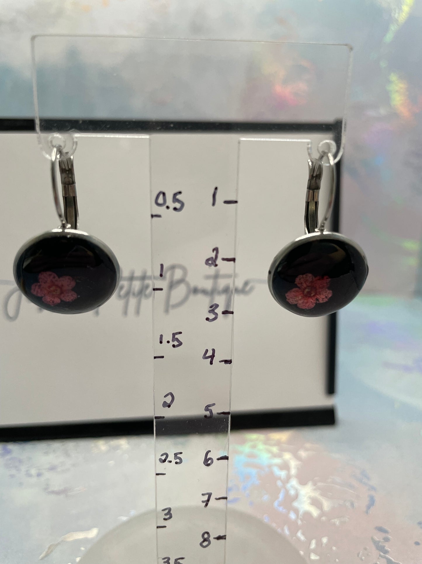 Boucles d’oreilles dormeuse fleur de myosotis rose sur noir-Acier Inoxydable