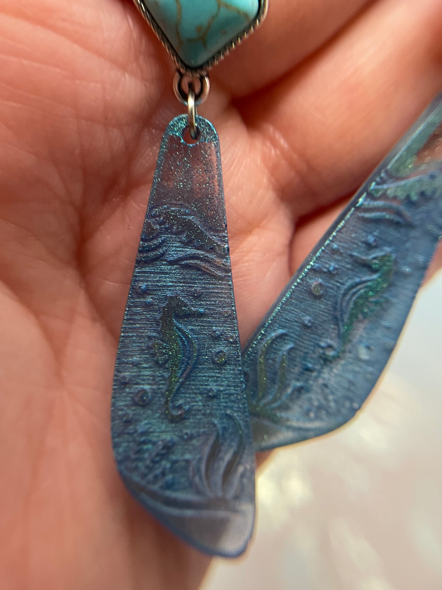 Hippocampe Gravé: Boucle d'oreille bleu caméléon avec bouton turquoise