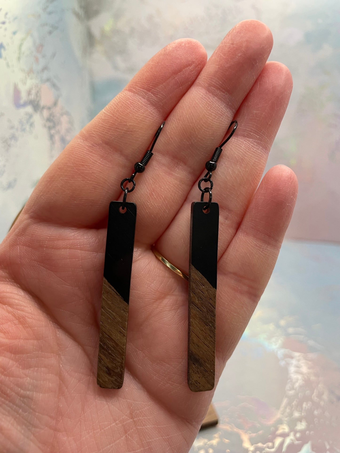 Boucles d’oreilles rectangulaires longues en bois et acrylique noir
