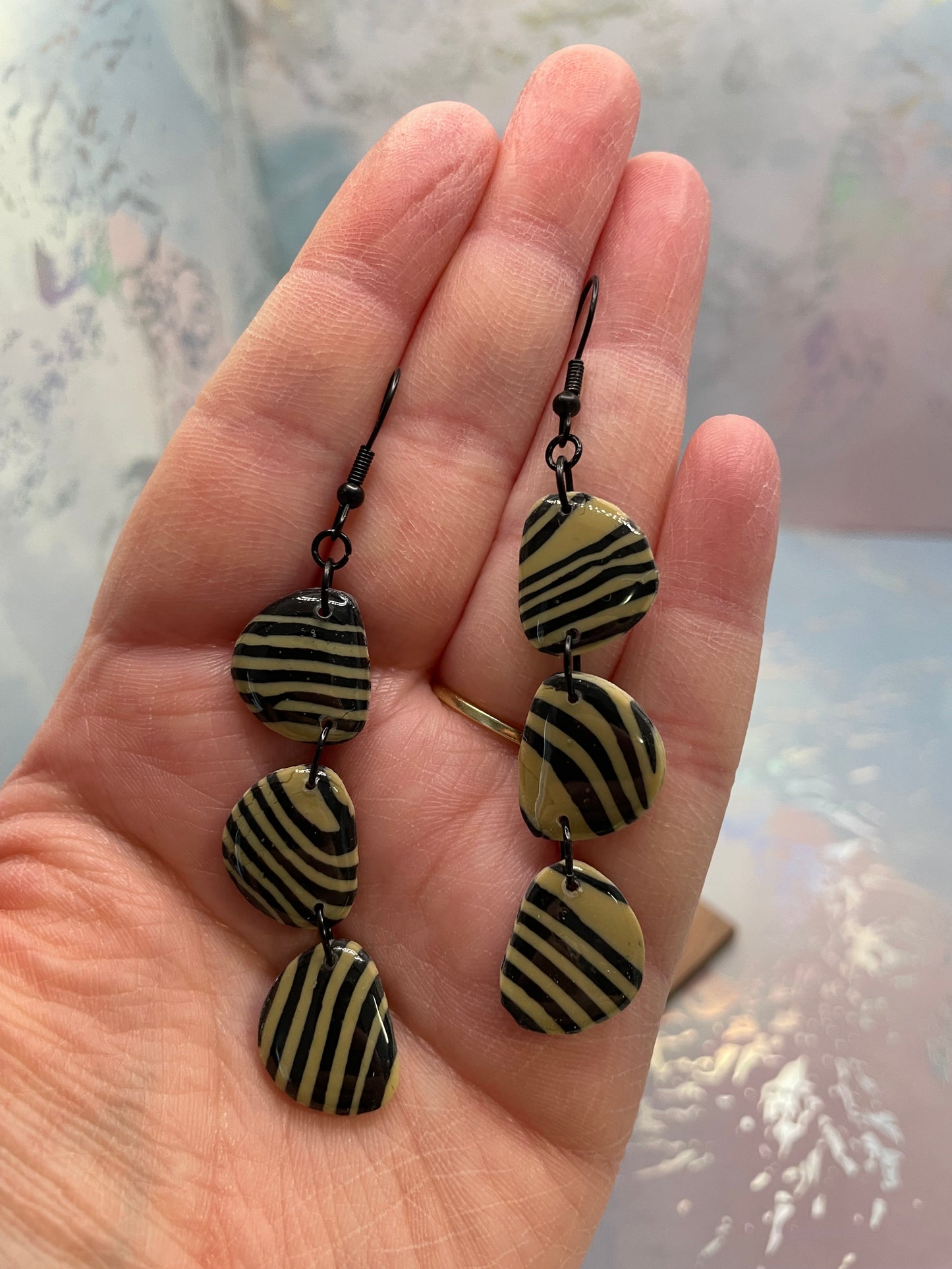 Boucles d’oreilles pendantes à rayures noires et moutarde-Sans Nickel