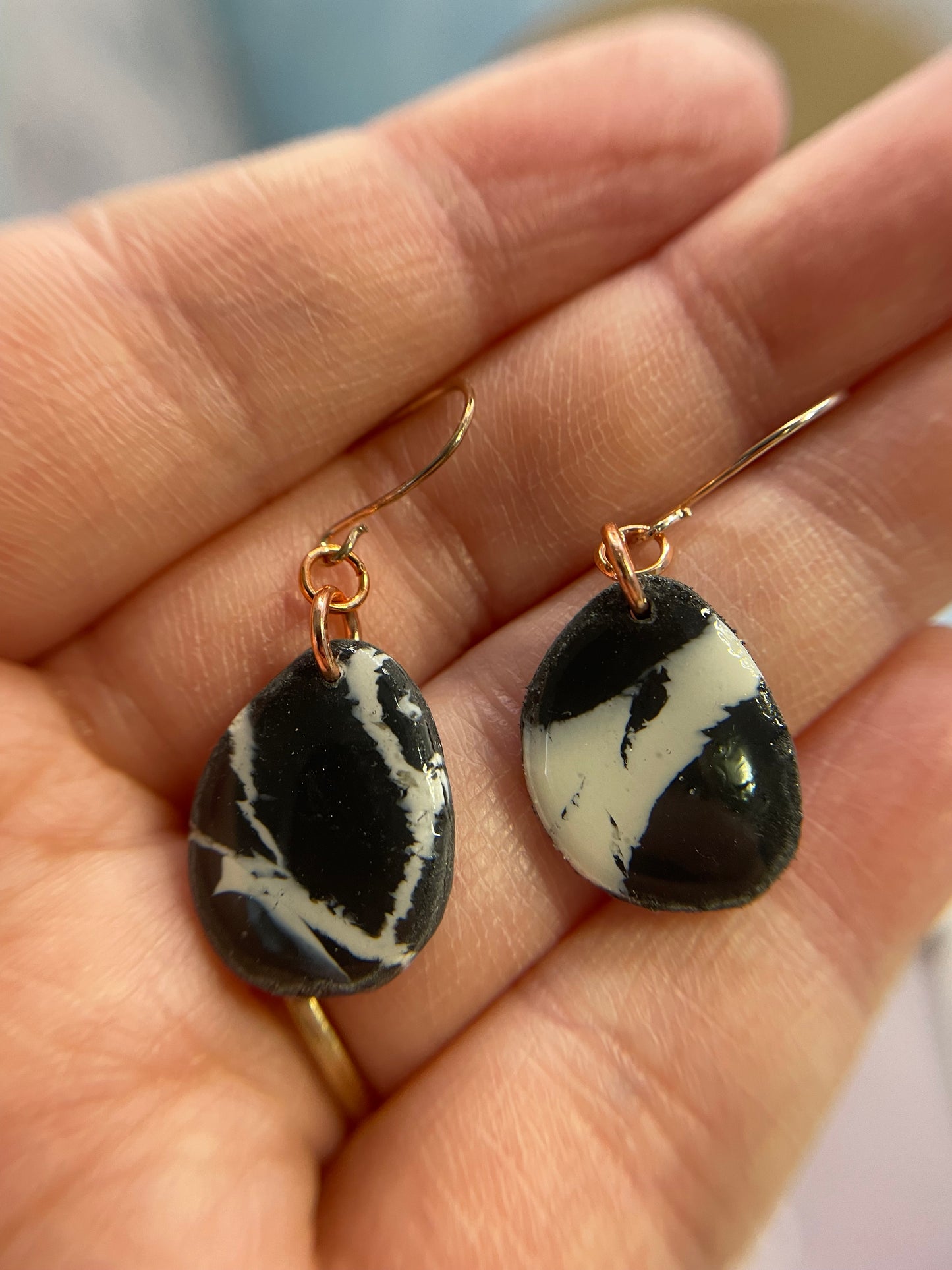 Boucle d'oreilles goutte argile noire & blanche-Acier Inoxydable