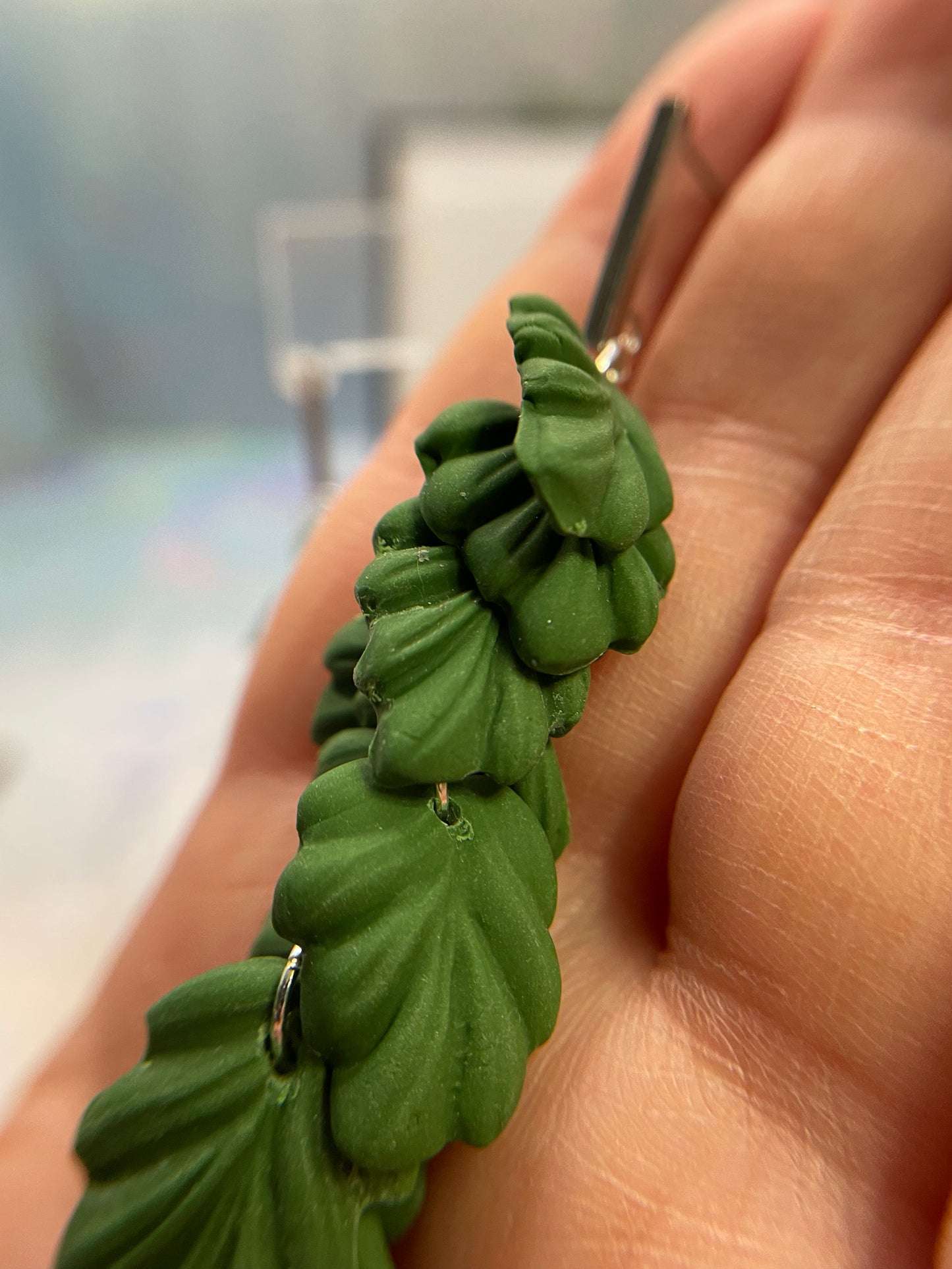 Boucles d'oreilles pendantes 9cm feuille d'argile verte